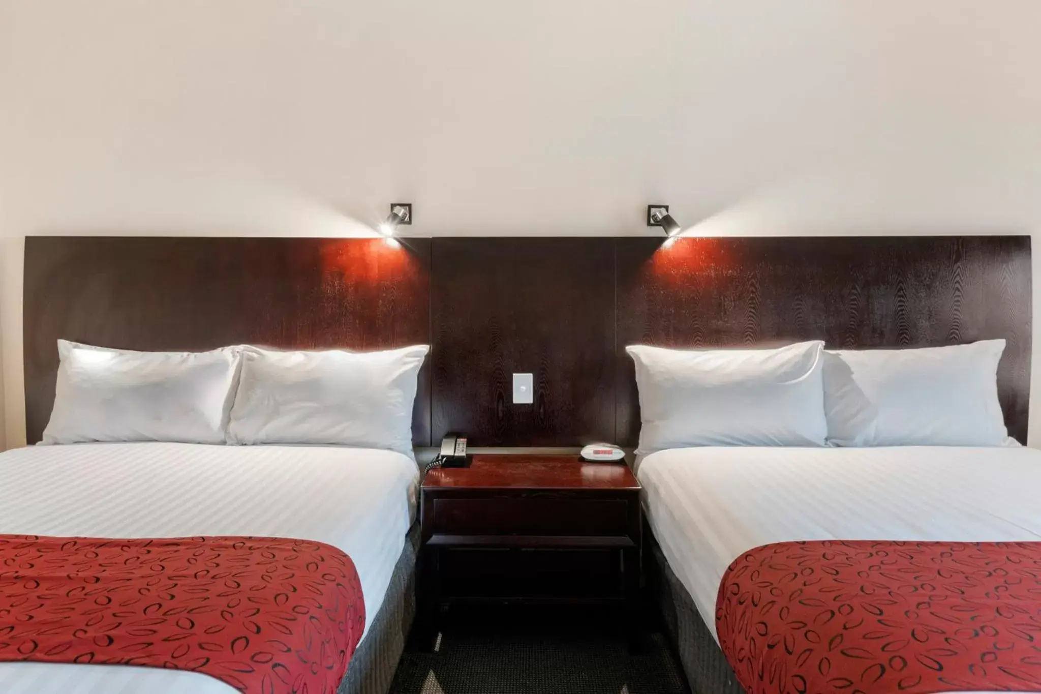Bed in Hotel Grand Chancellor Launceston