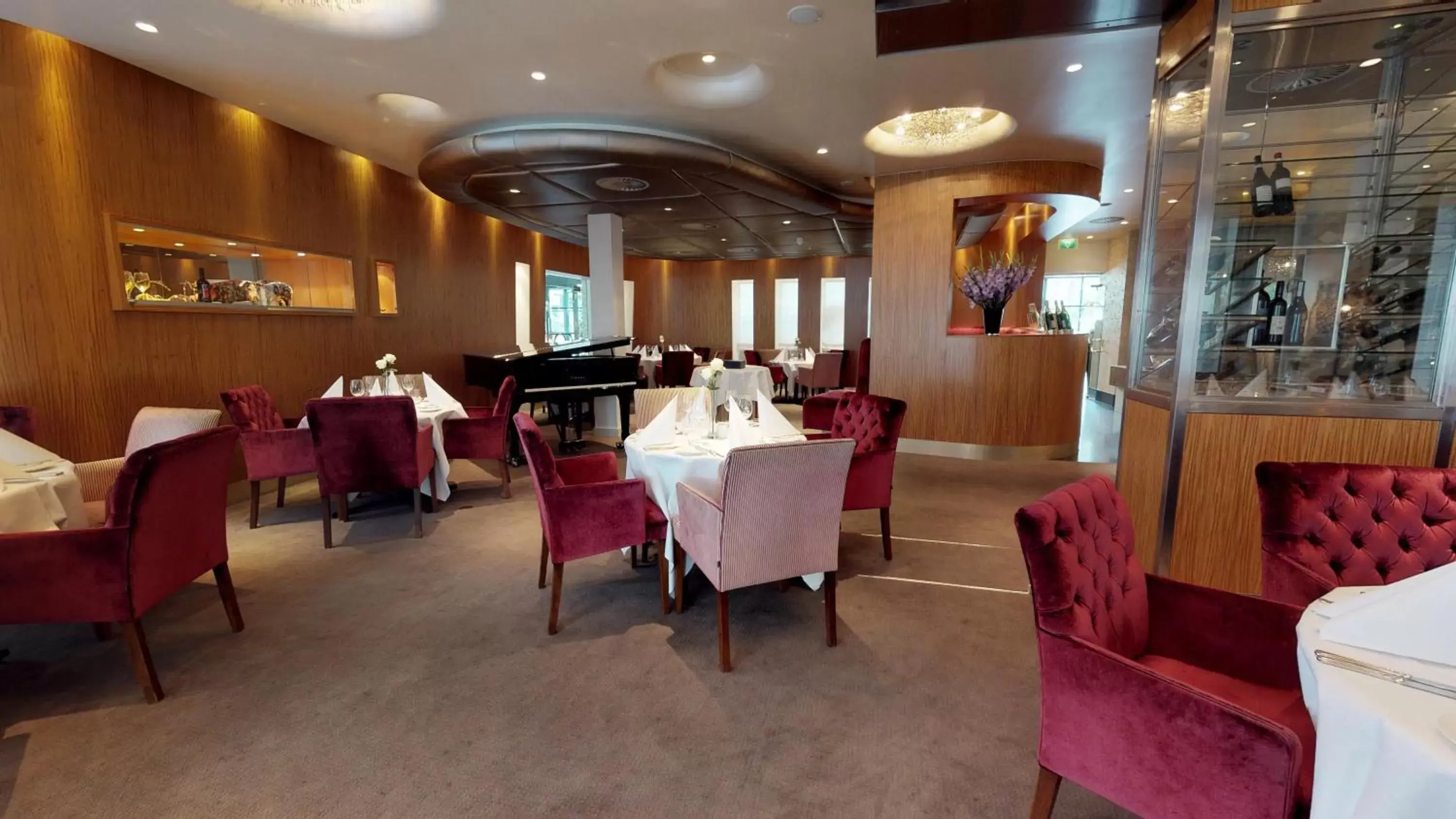 Restaurant/Places to Eat in Hotel Restaurant Oud London