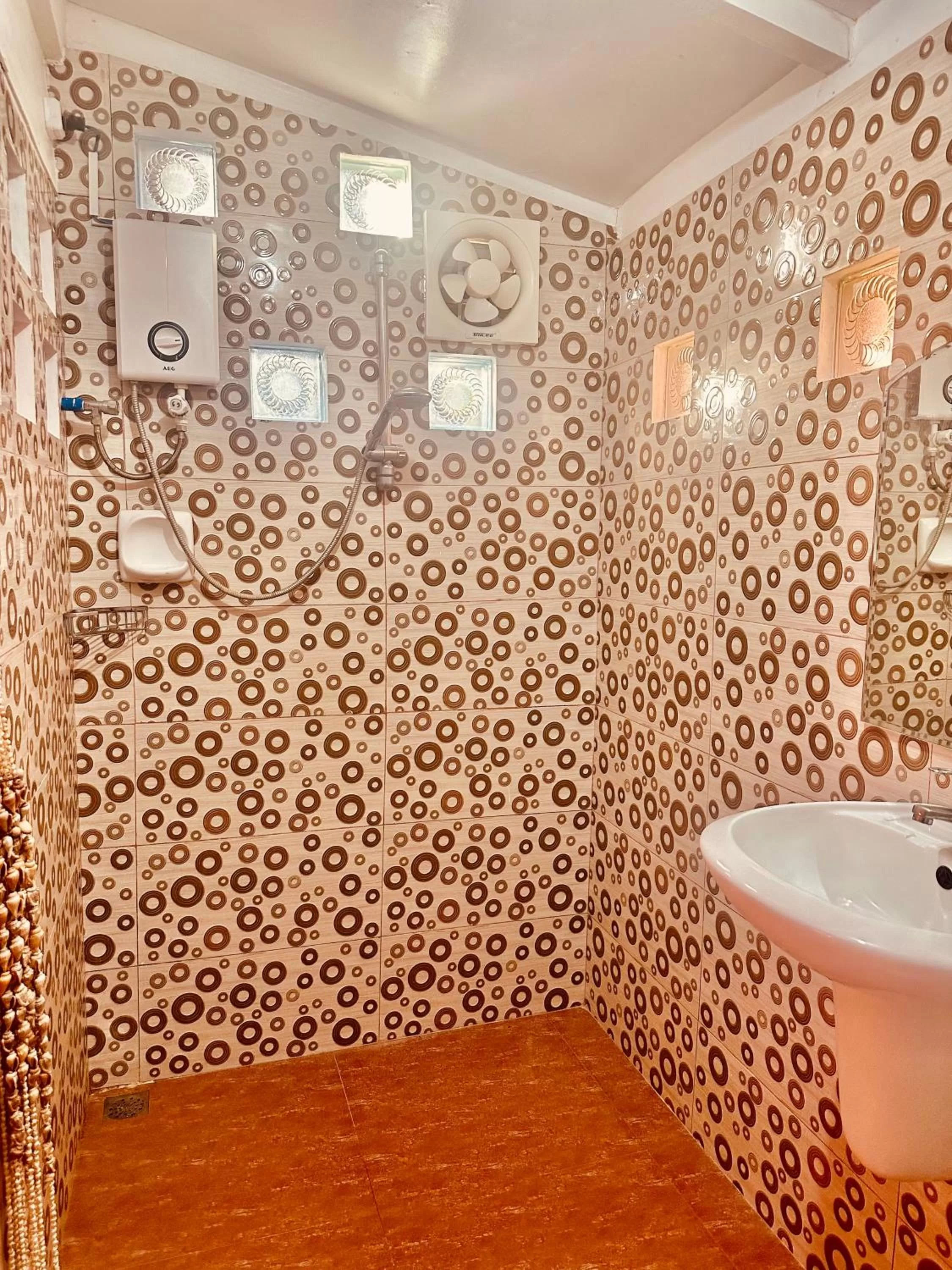 Shower in Lala Panzi Bed and Breakfast