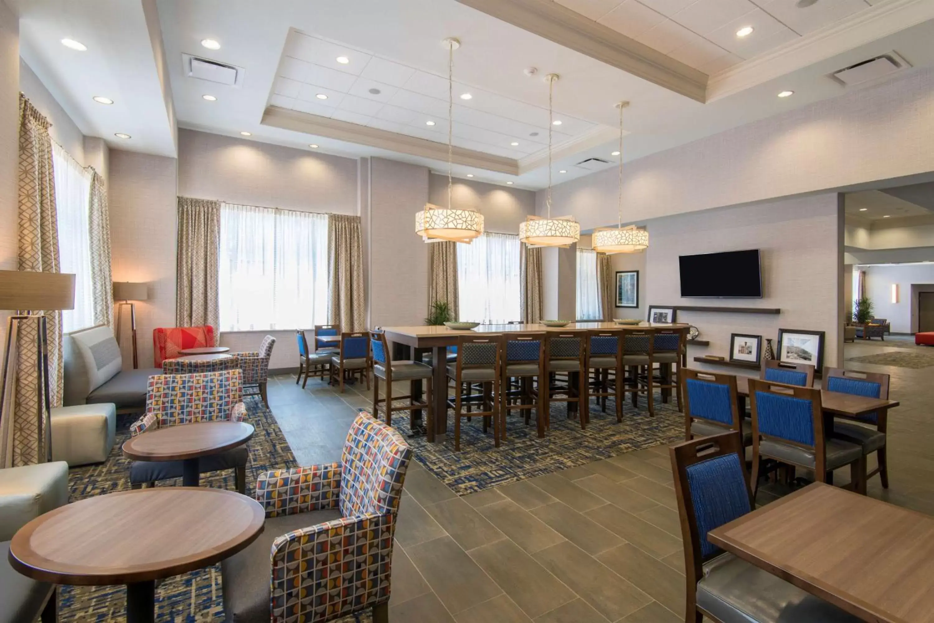 Dining area, Lounge/Bar in Hampton Inn & Suites Tulsa Downtown, Ok