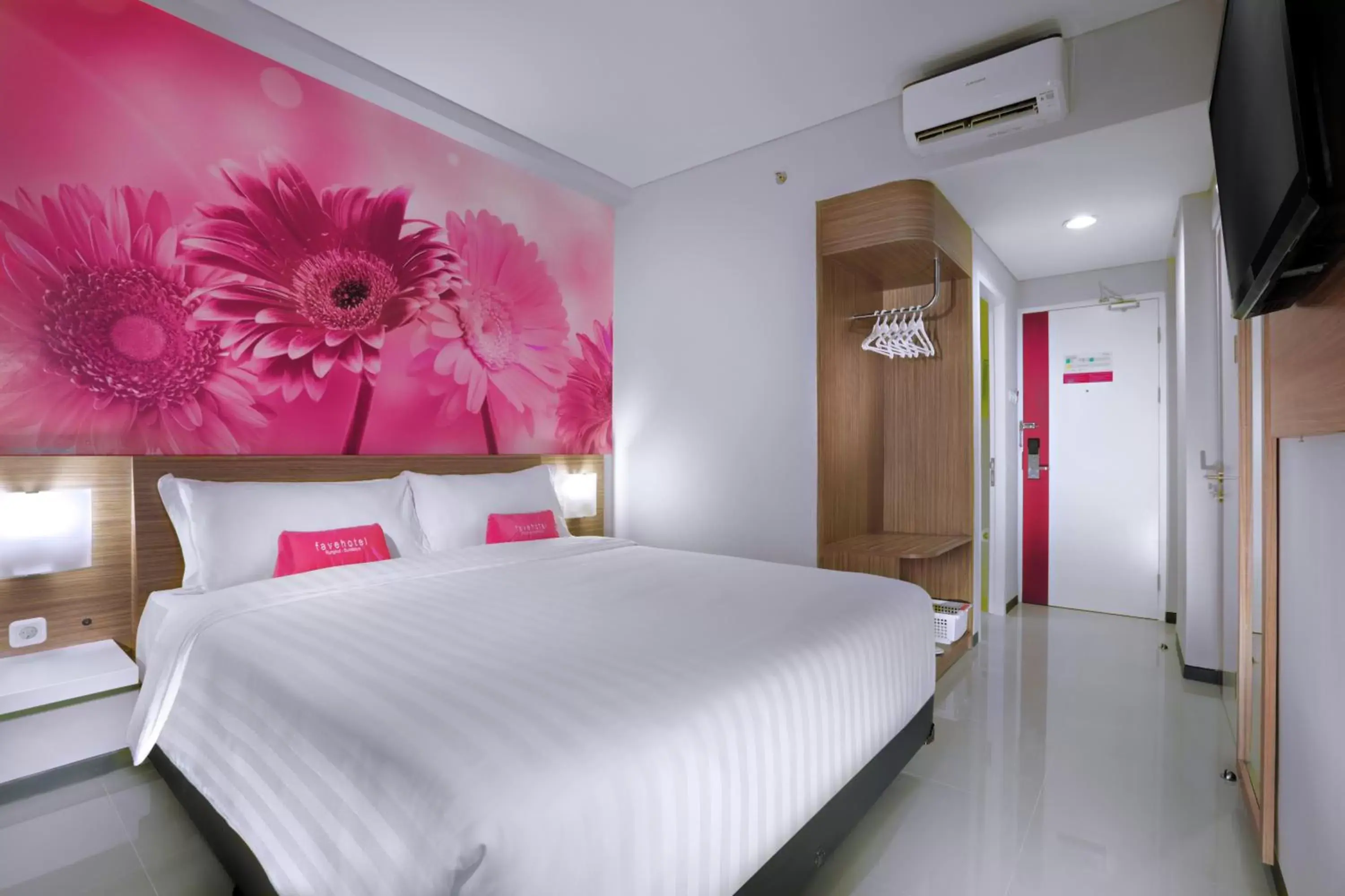 Photo of the whole room, Bed in favehotel Rungkut Surabaya