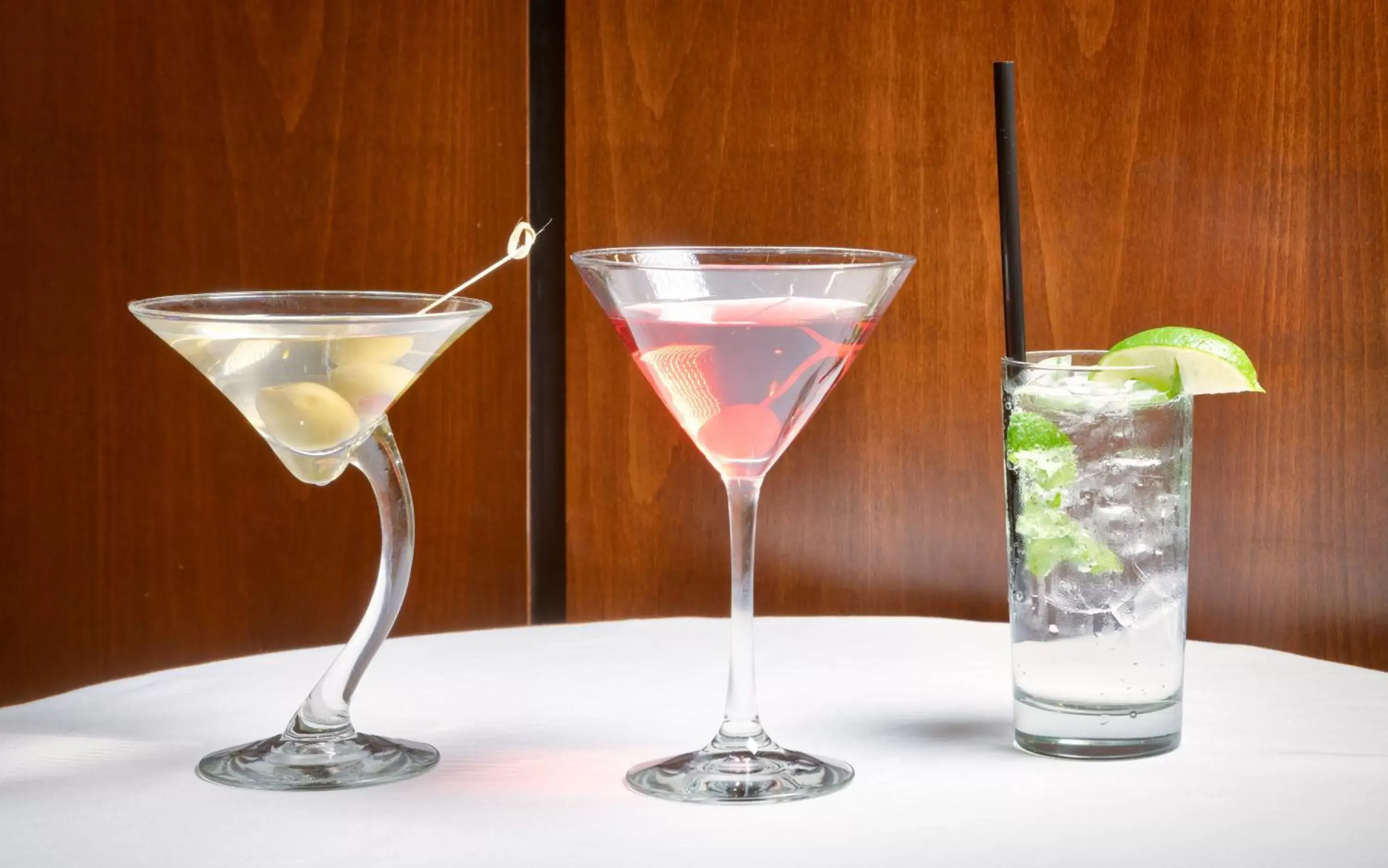 Lounge or bar, Drinks in Holiday Inn & Suites Salt Lake City - Airport West, an IHG Hotel