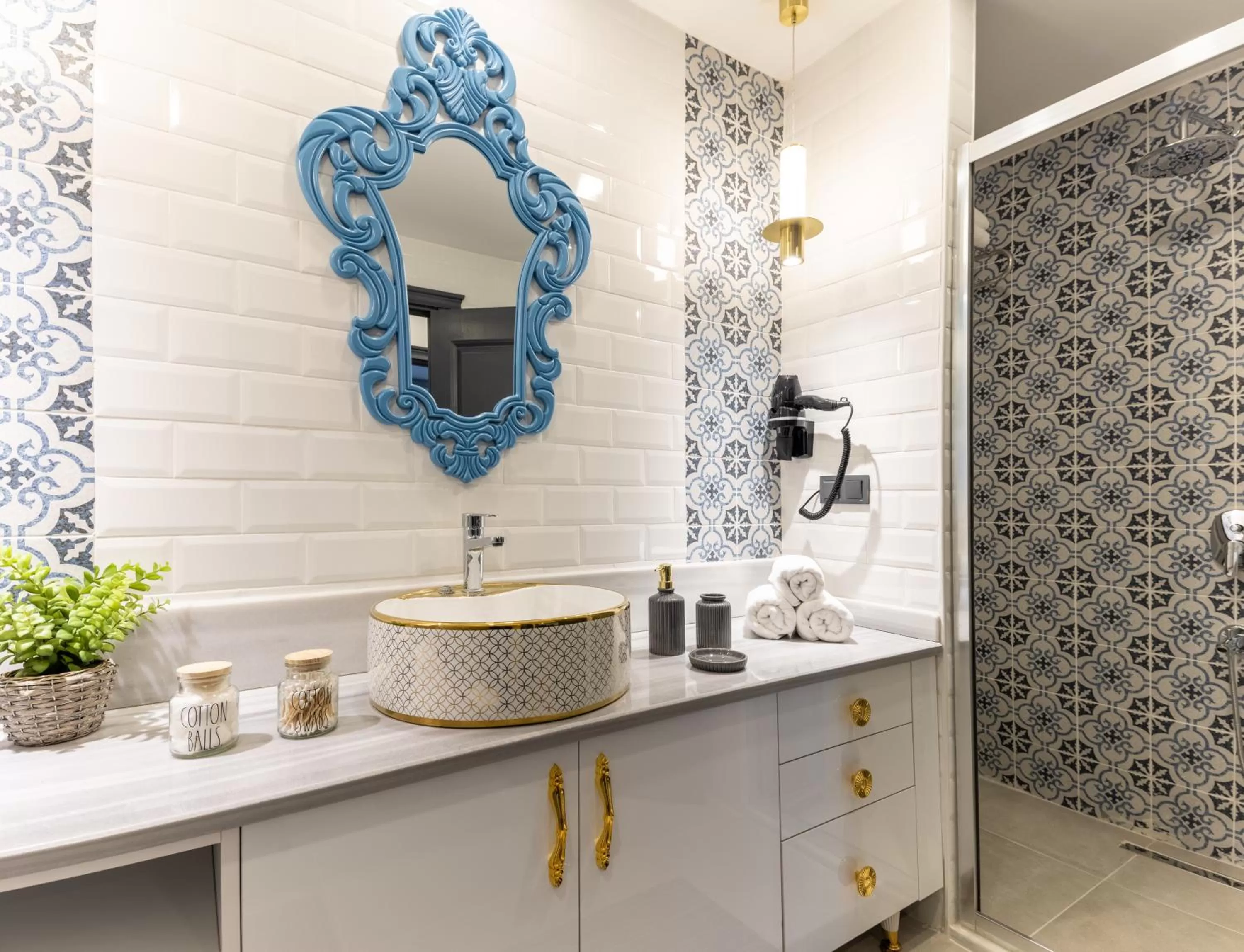 Shower in BayMari Suites City Life