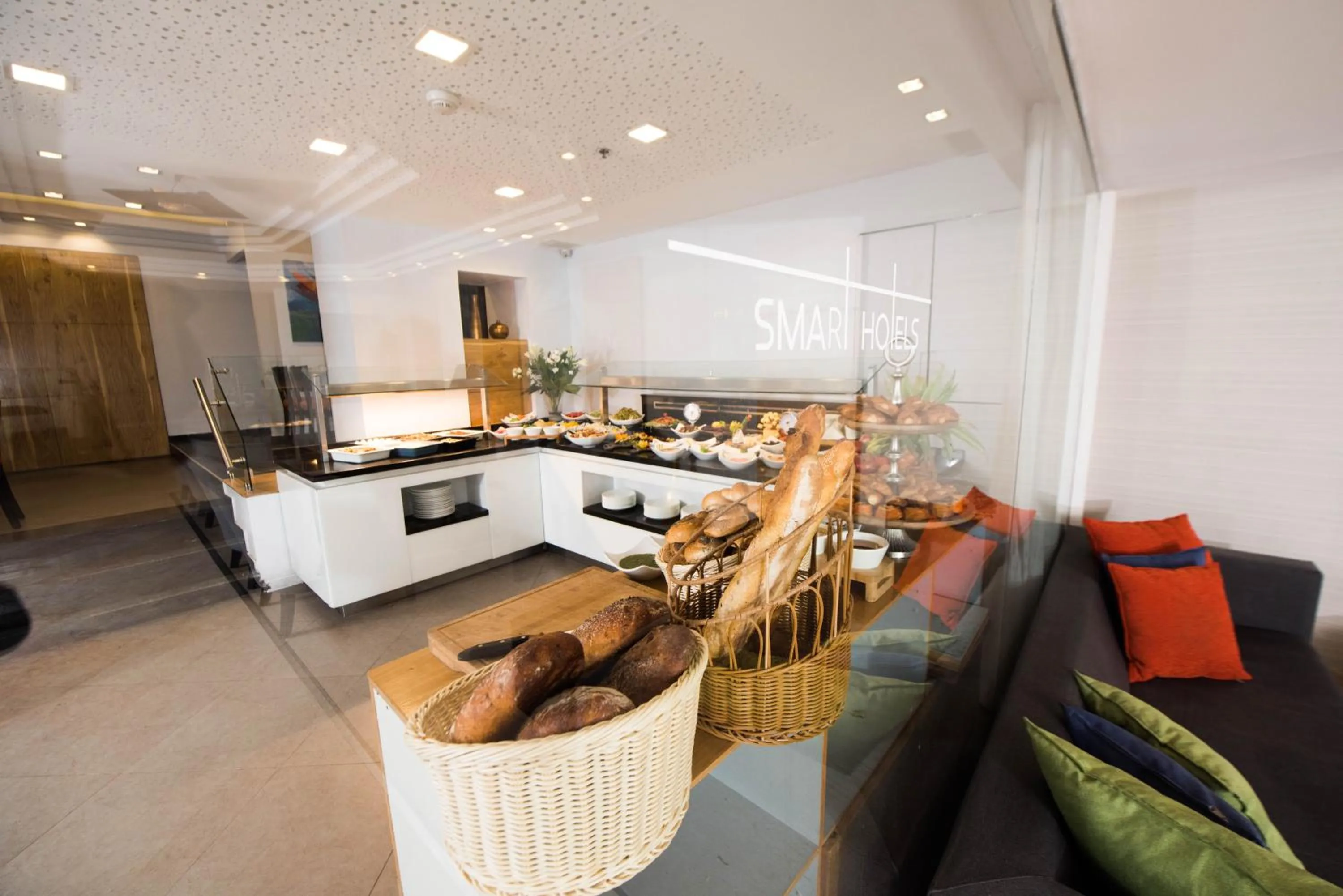 Restaurant/places to eat in Montefiore Hotel By Smart Hotels
