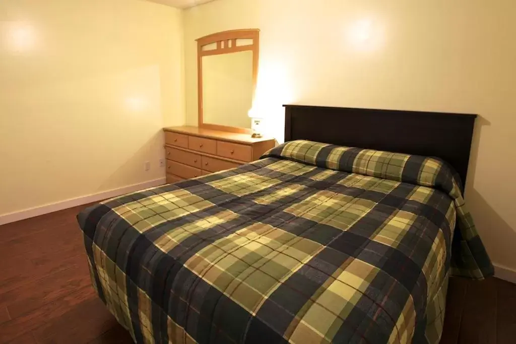 Bedroom, Bed in Cherry Tree Inn