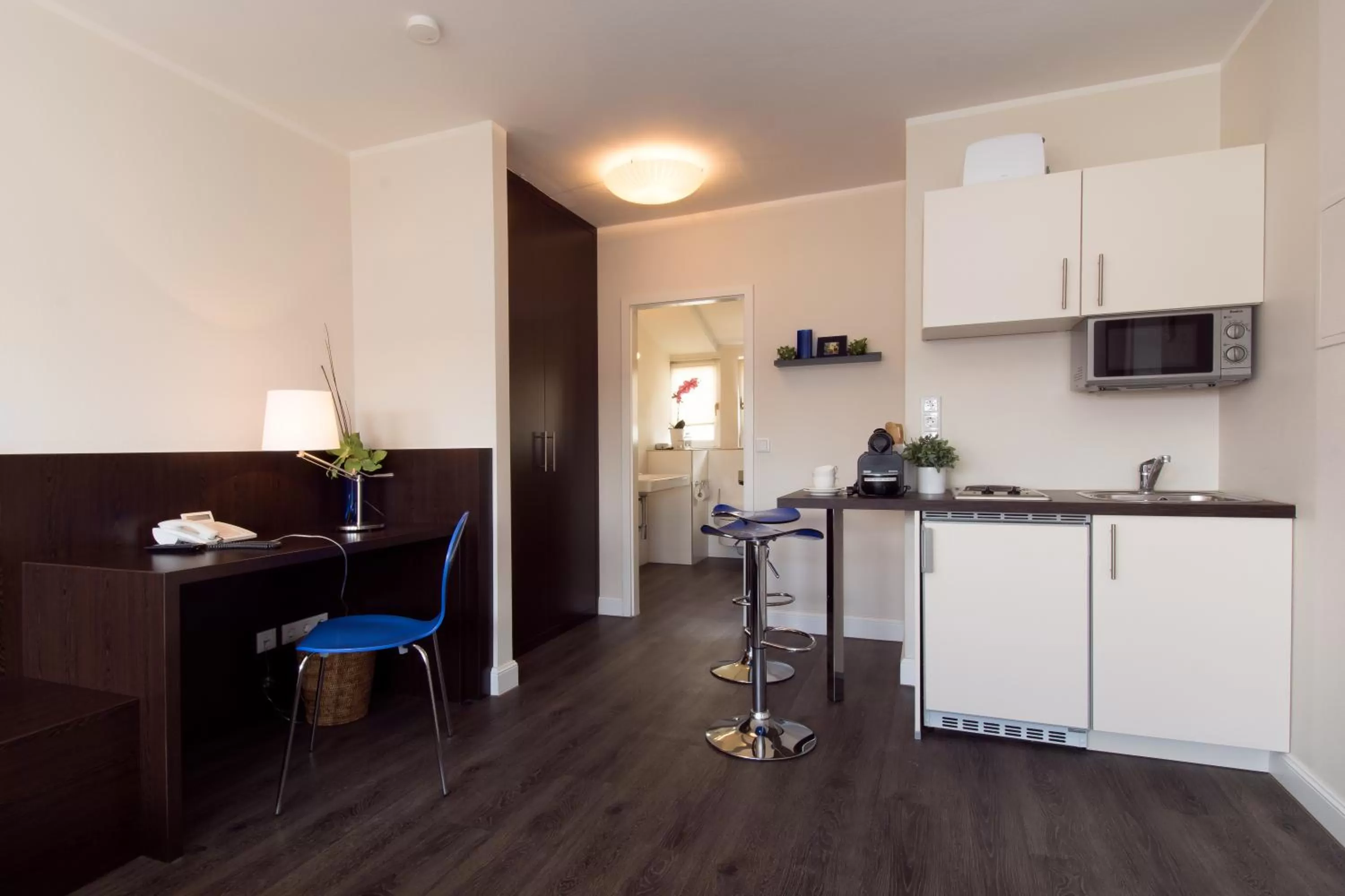 Photo of the whole room, Kitchen/Kitchenette in Carlstadt Suites Düsseldorf