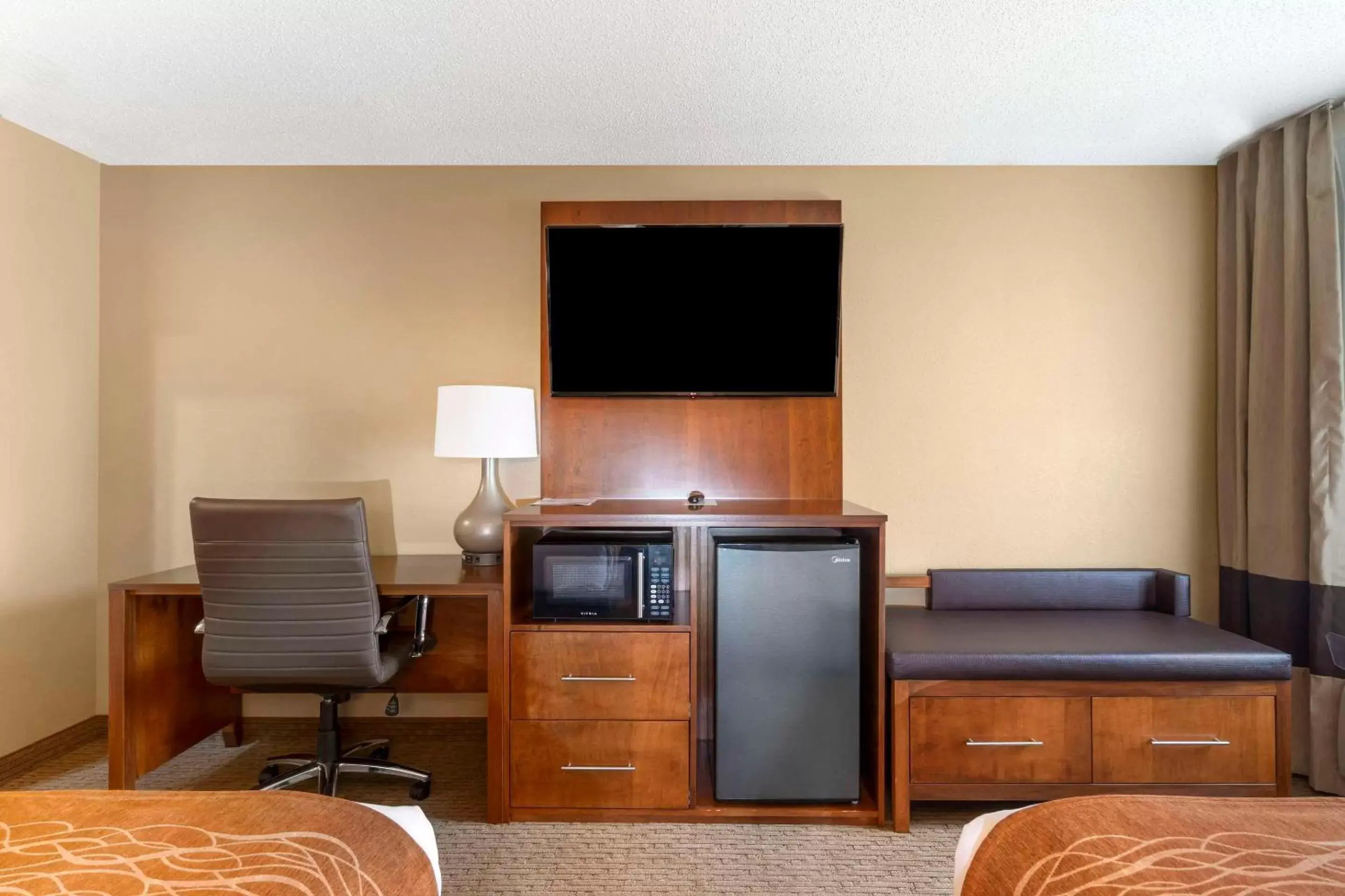 Bedroom, TV/Entertainment Center in Comfort Inn North/Polaris