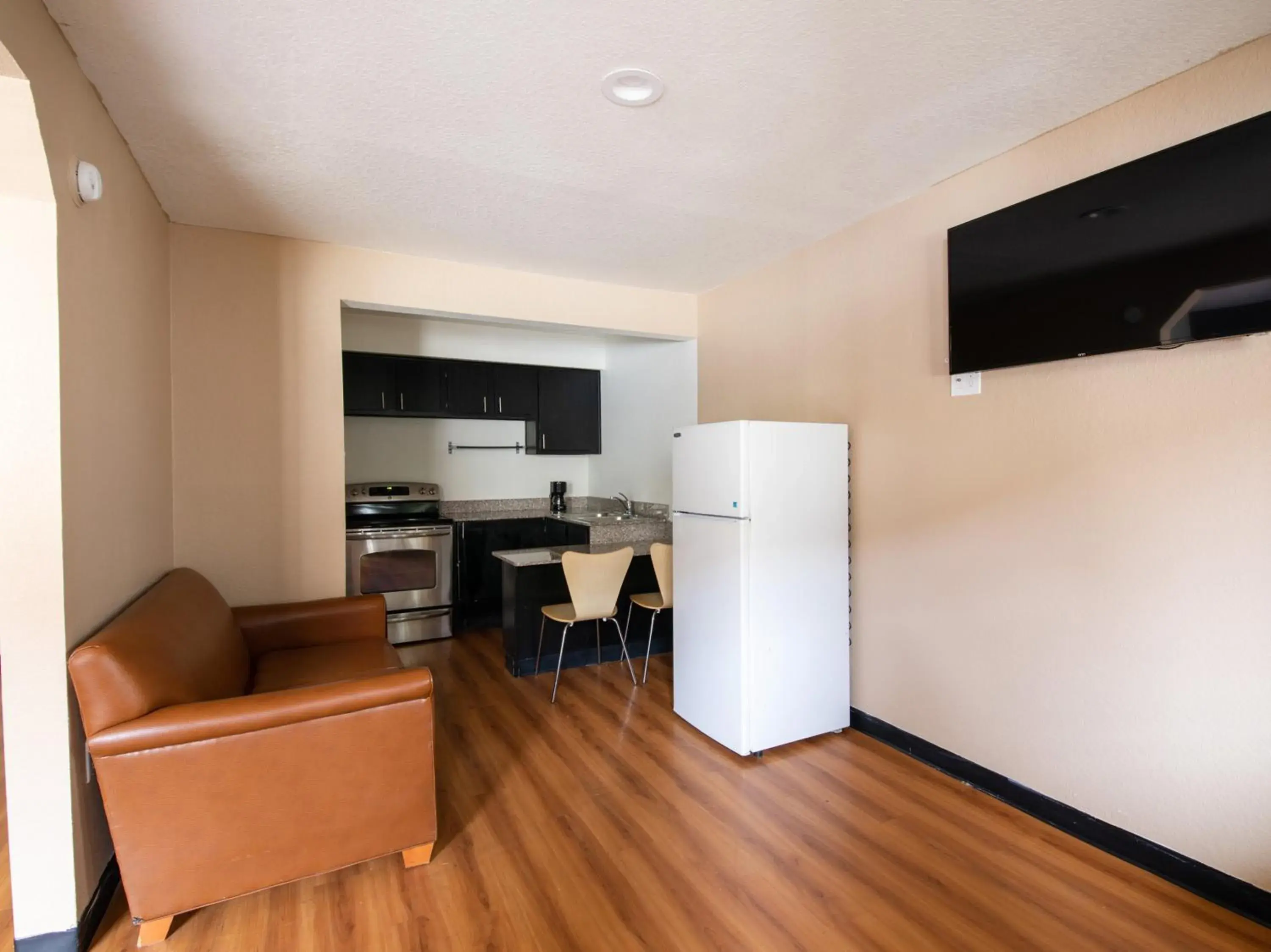 Kitchen or kitchenette, TV/Entertainment Center in OYO Hotel Irving DFW Airport North