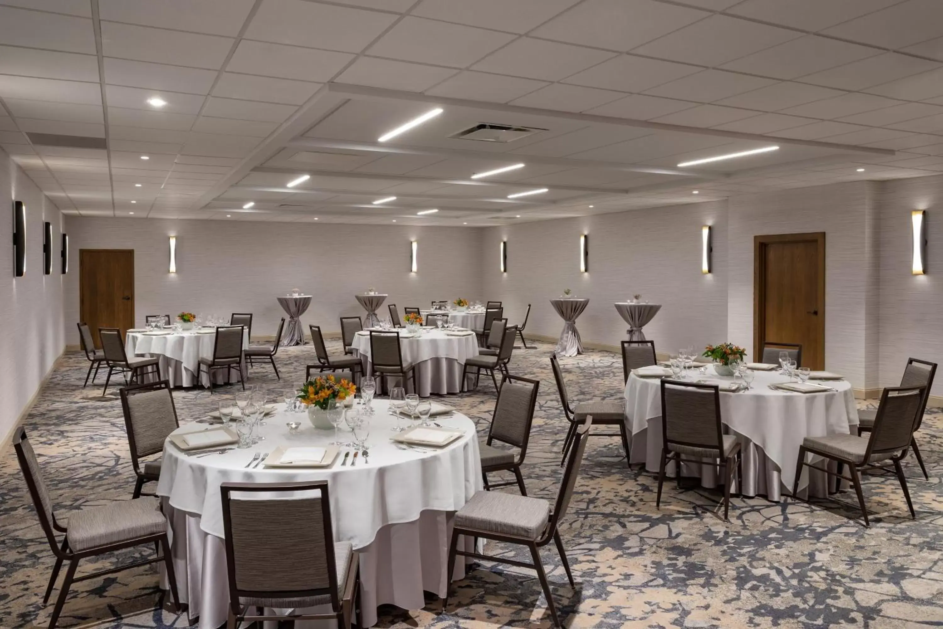 Meeting/conference room, Restaurant/Places to Eat in Sheraton Charlotte Airport