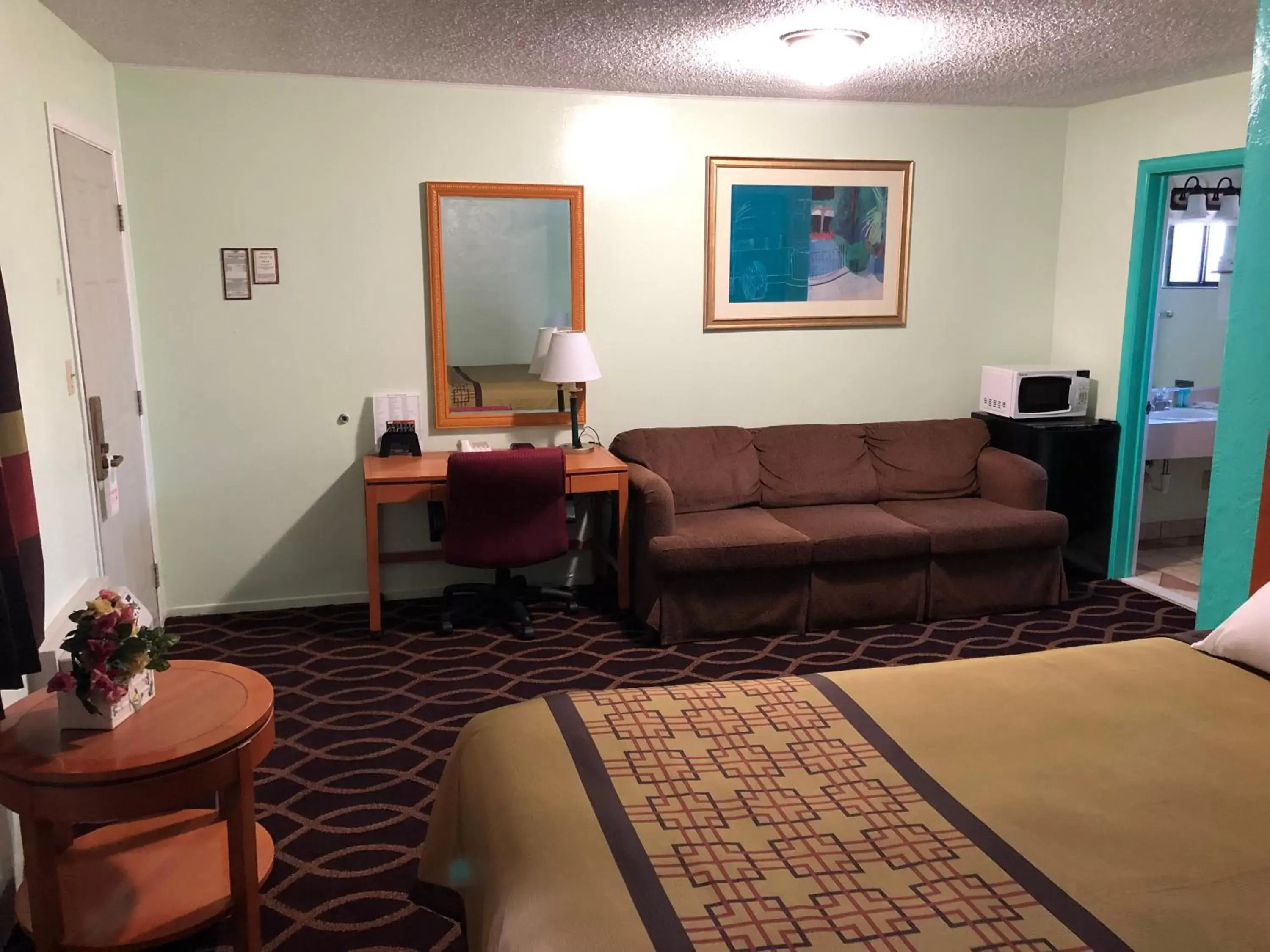 Seating Area in Klamath Motor Lodge