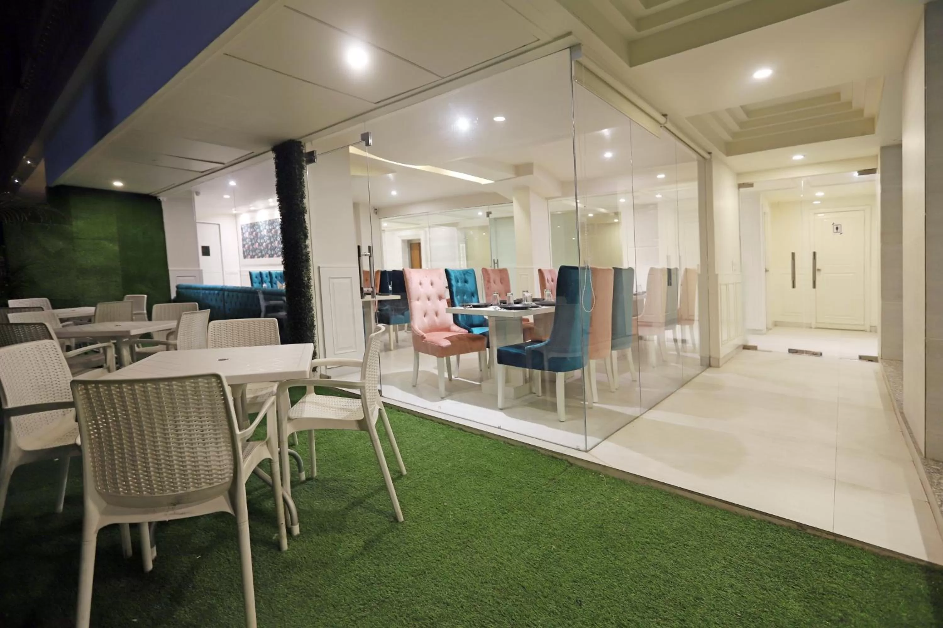 Restaurant/places to eat in Hotel Magenta Jaipur