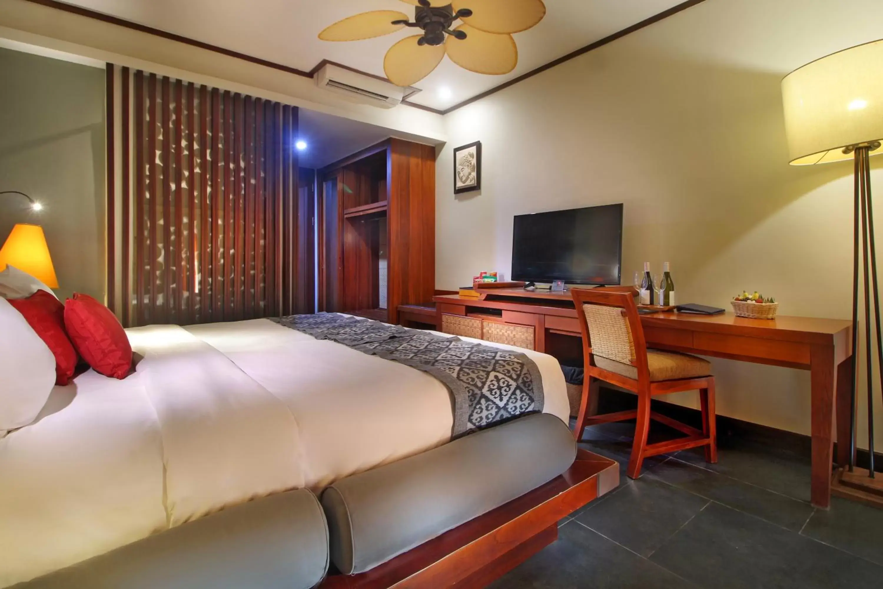 Bed, TV/Entertainment Center in Kuta Seaview Boutique Resort