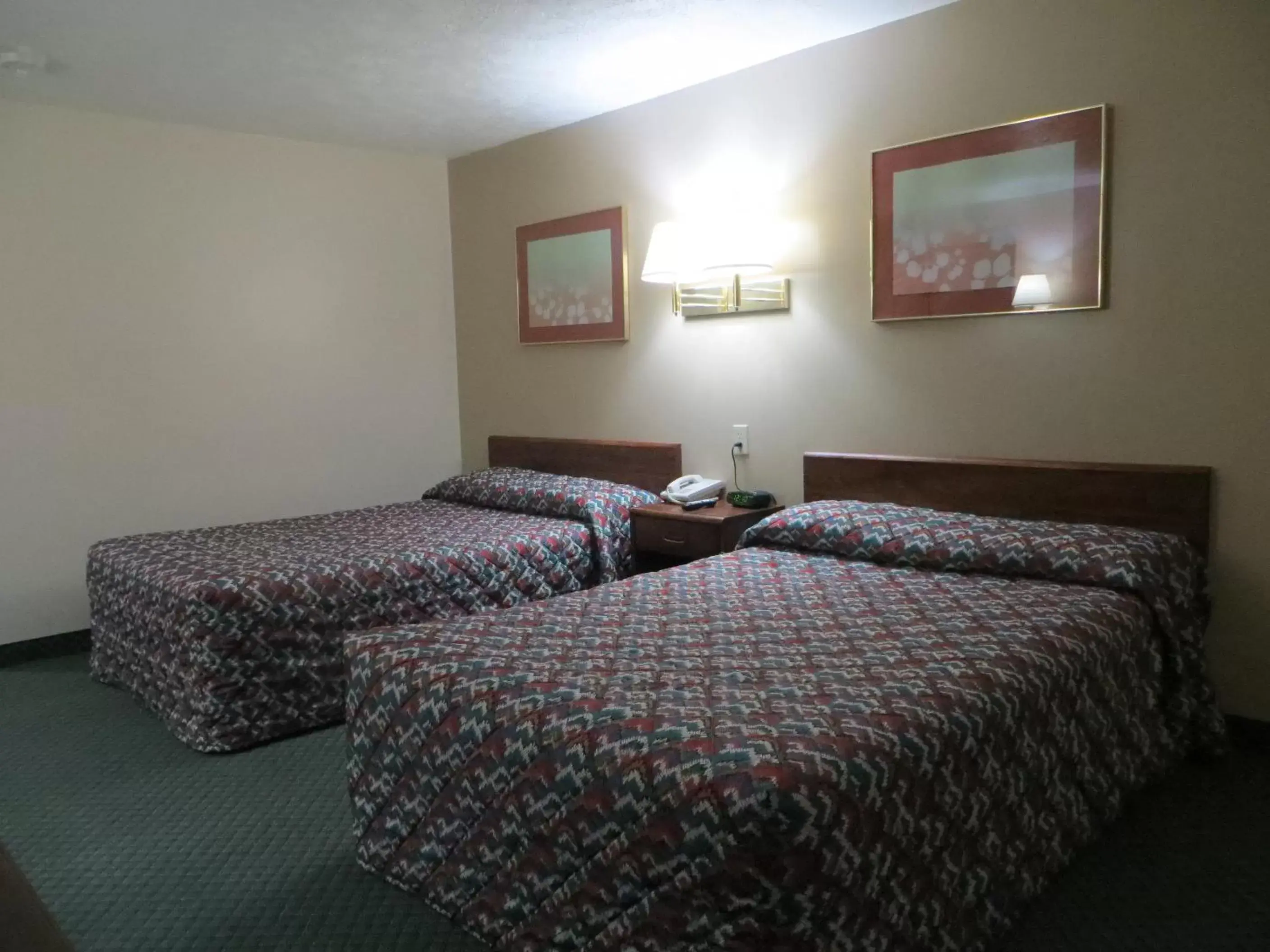 Bedroom, Bed in Cadillac Inn