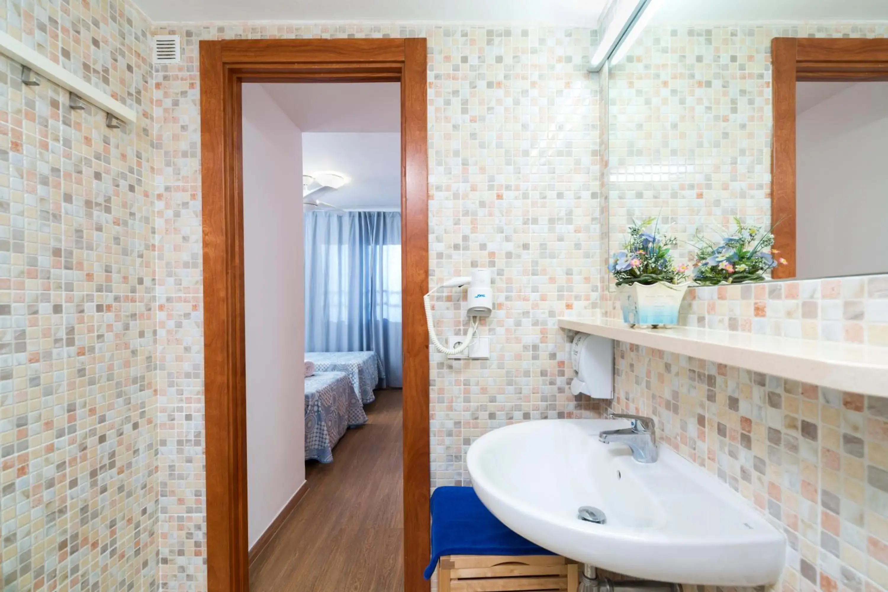 Shower, Bathroom in Apartaments Els Llorers