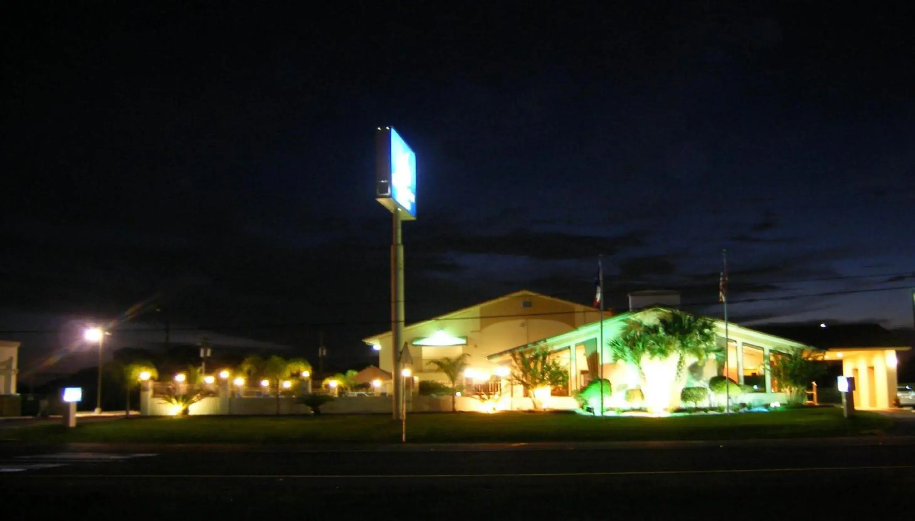 Facade/entrance, Property Building in Americas Best Value Inn & Suites Alvin Houston