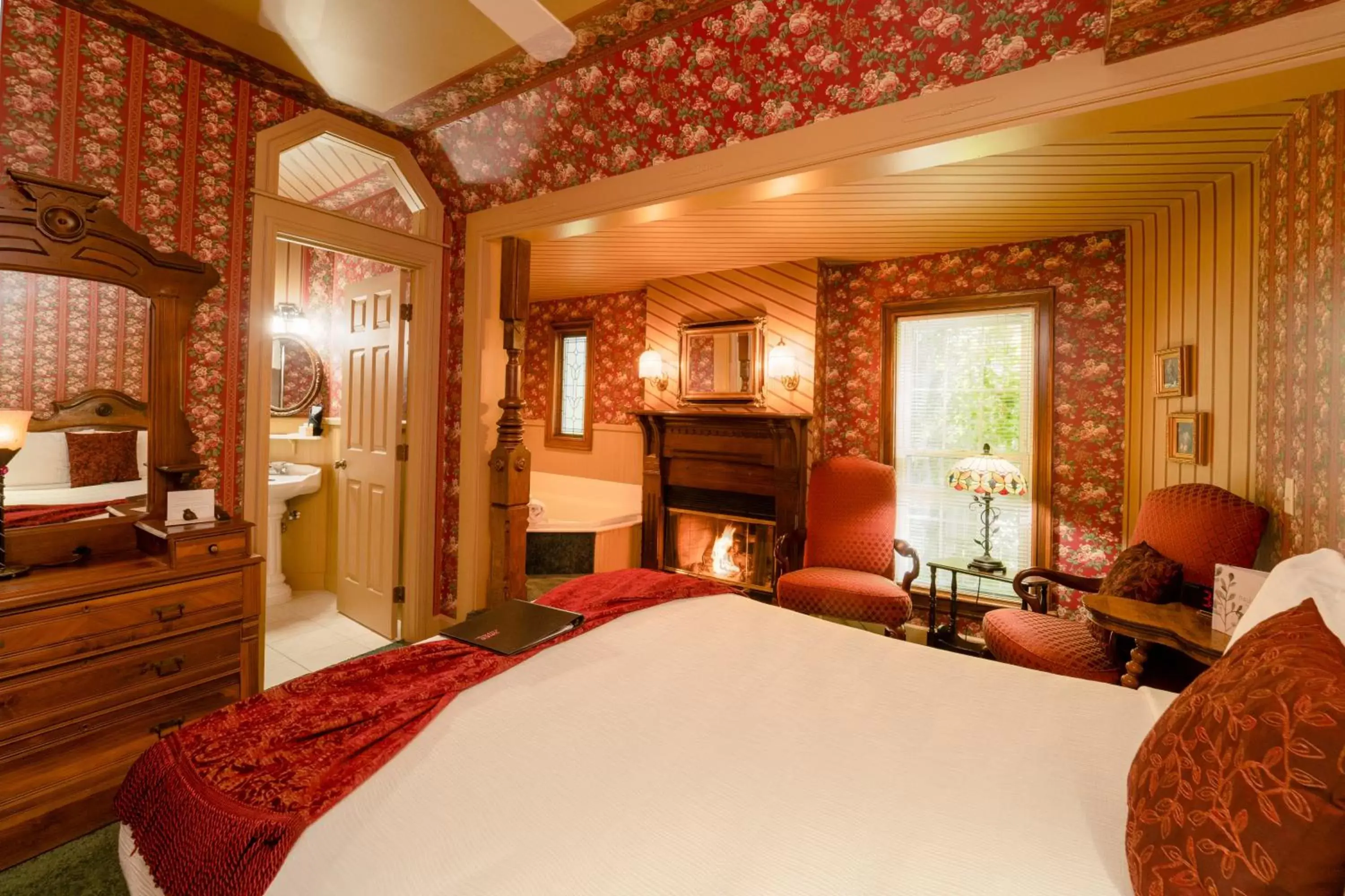 Queen Room in Yelton Manor Bed and Breakfast