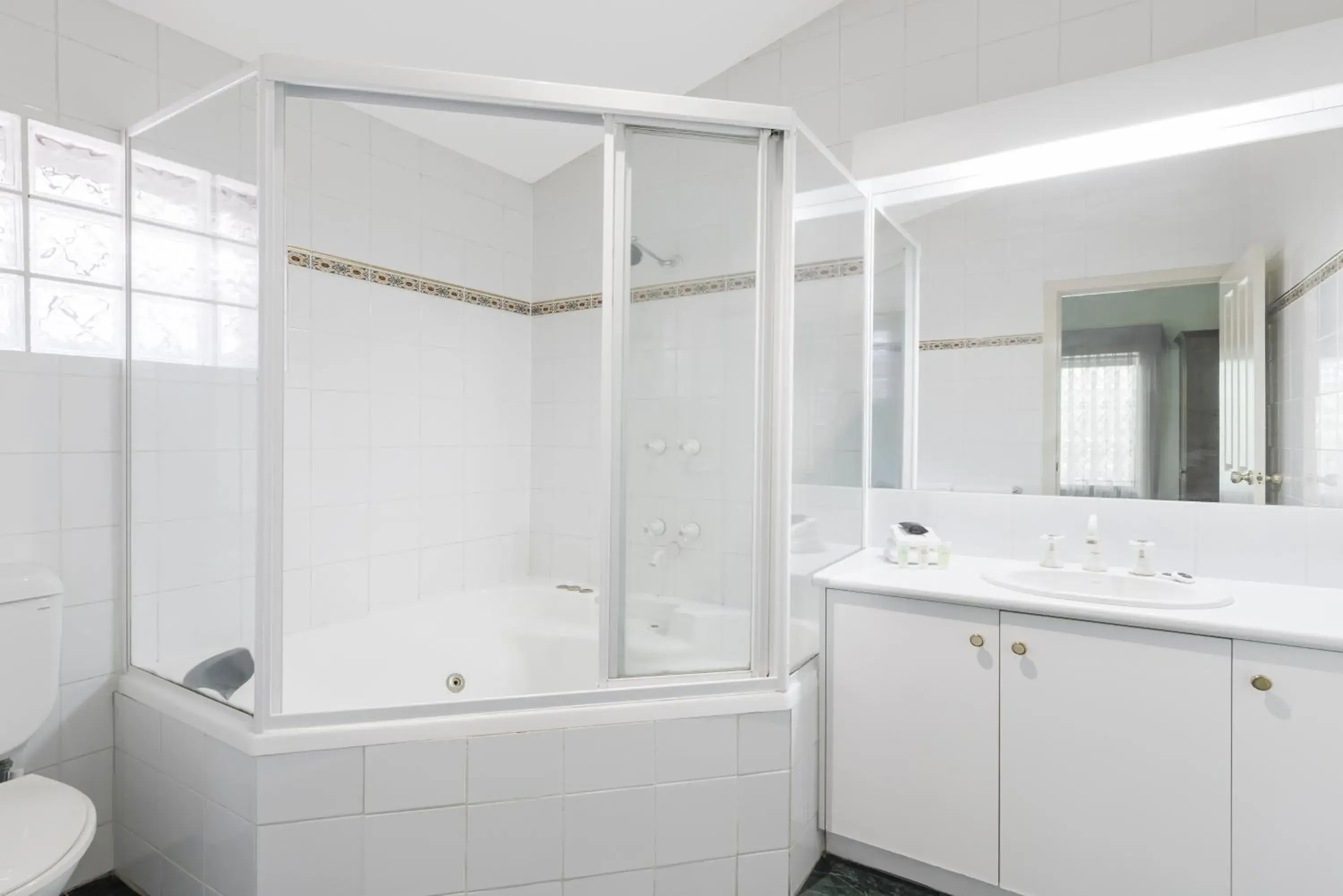 Shower, Bathroom in Elizabethan Lodge