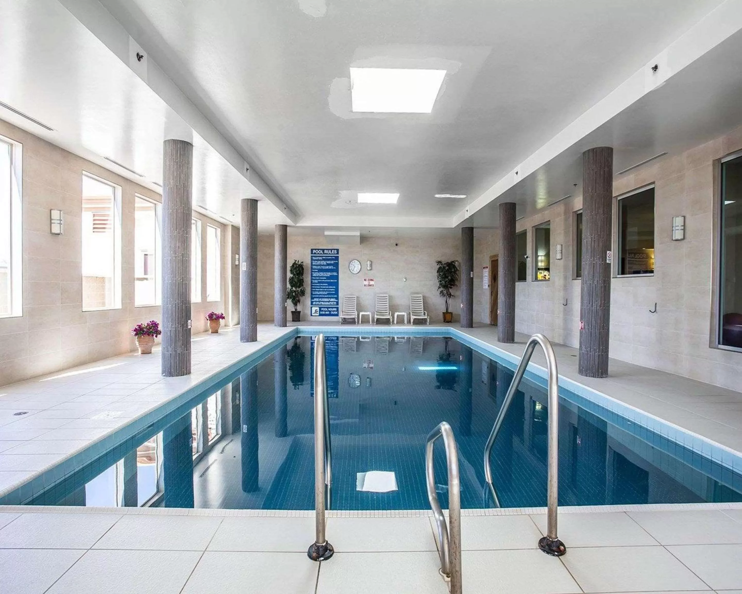 Swimming pool in Comfort Hotel Bayer's Lake