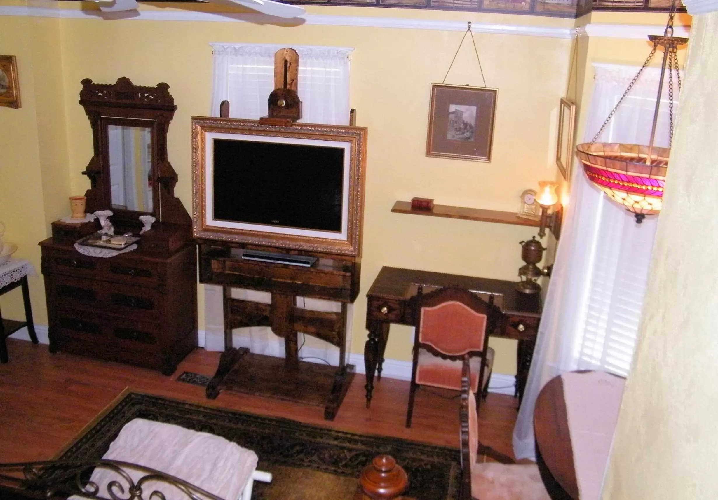 TV/Entertainment Center in Book Nook Inn