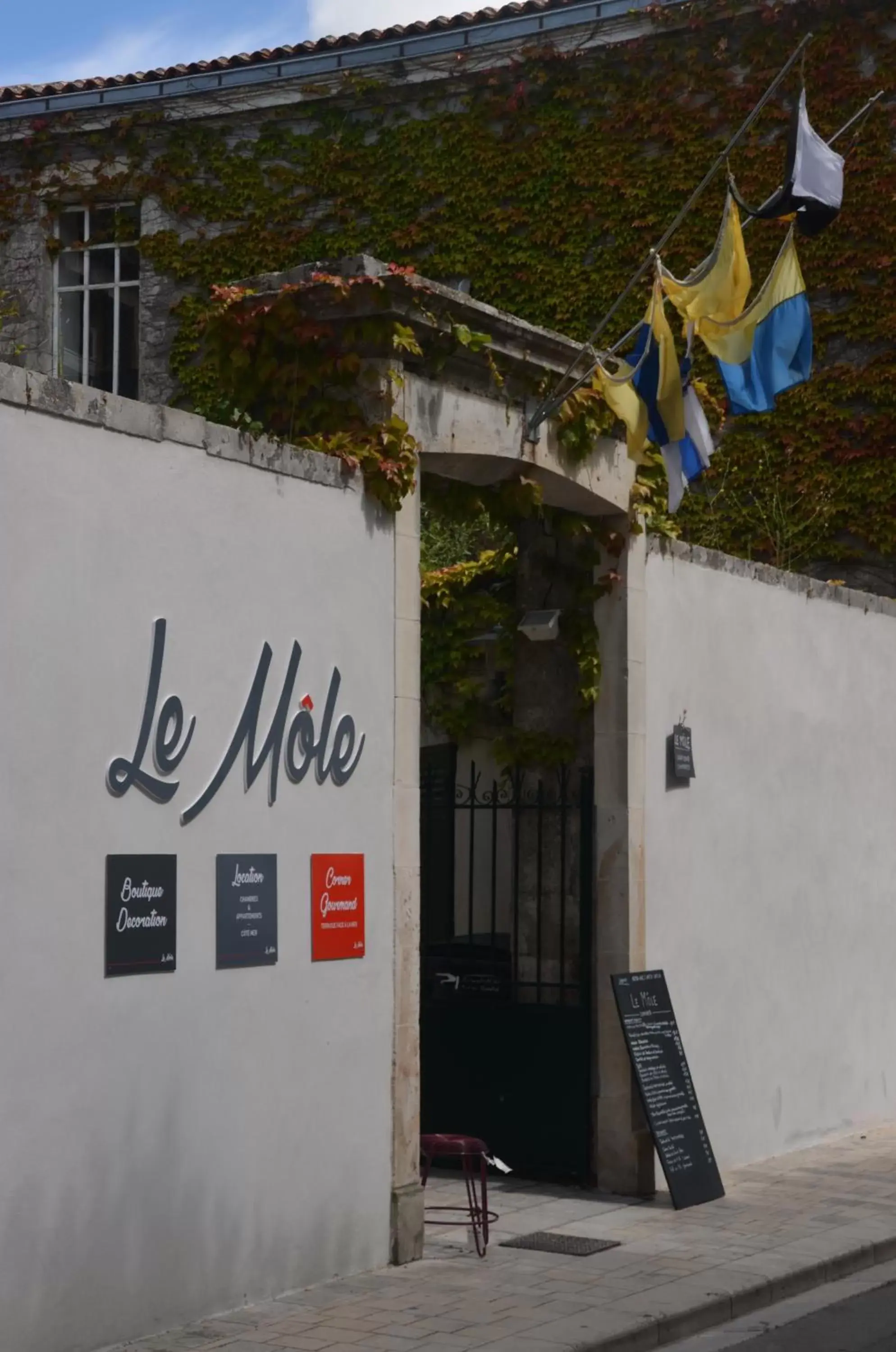 Facade/entrance in Le Mole (Appartements et Chambres)