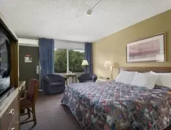 King Room - Non-Smoking in Days Inn by Wyndham Dubuque