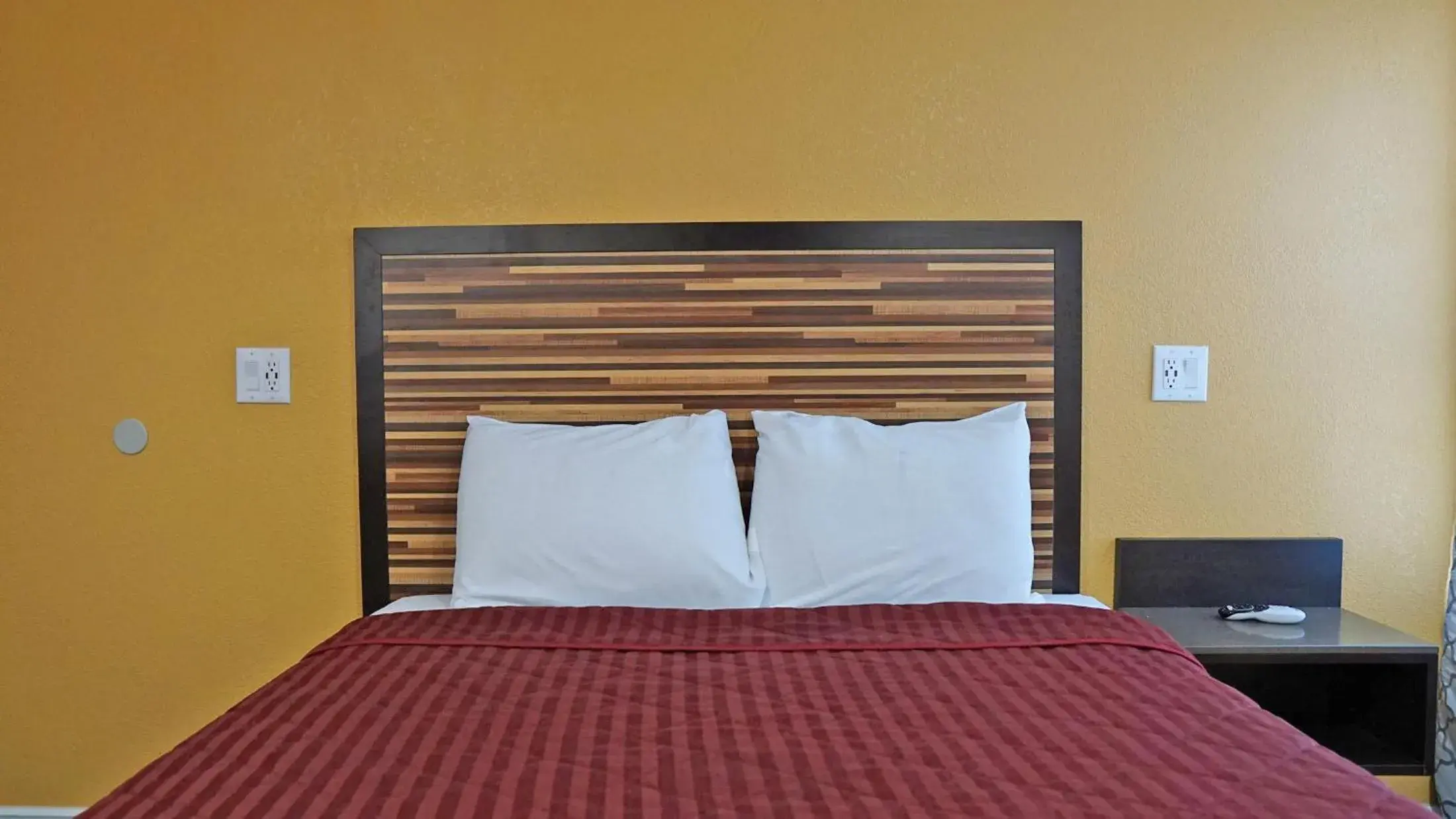 Bed in Holly Crest Hotel - Los Angeles, LAX Airport