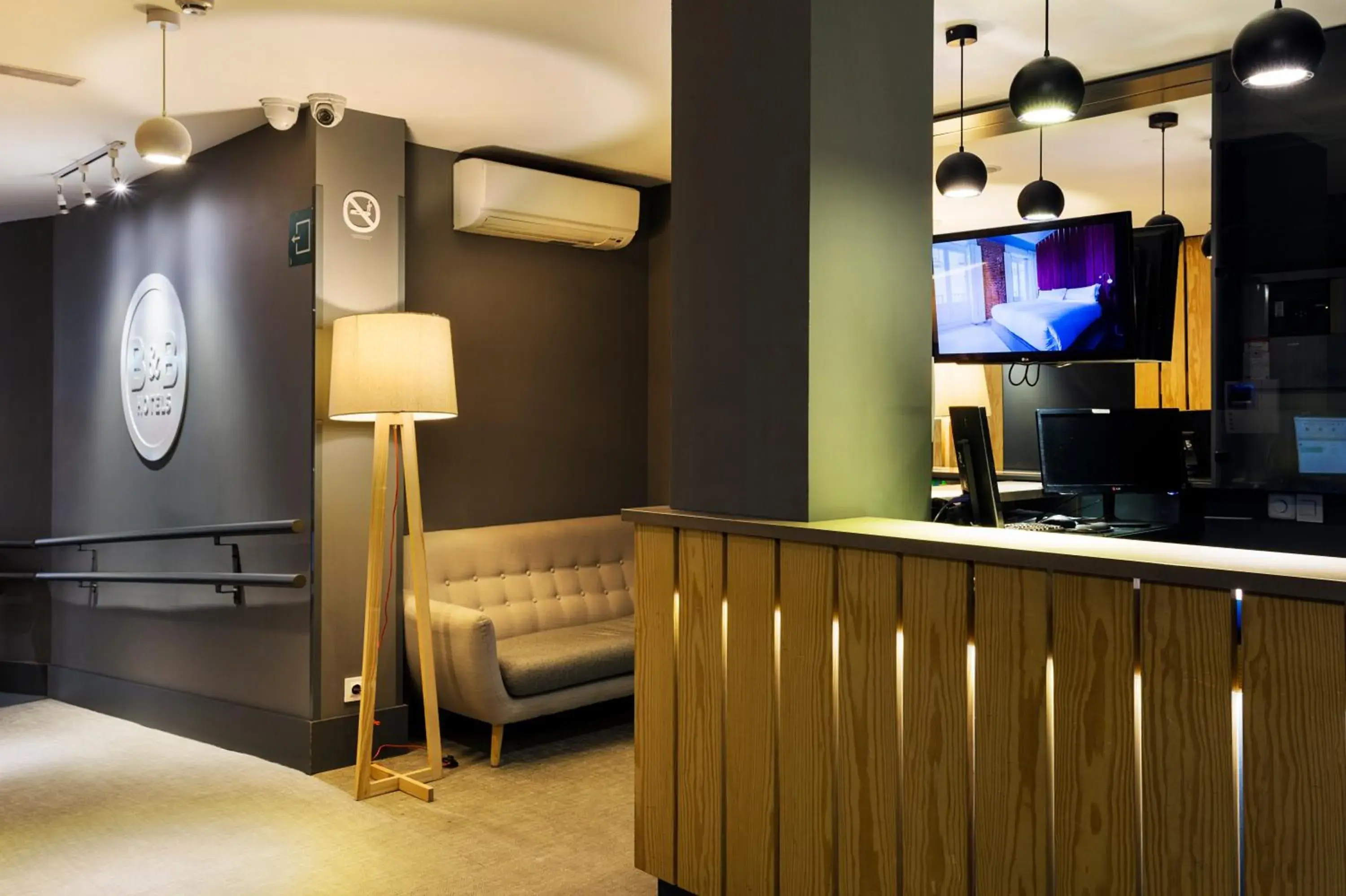Lobby or reception, TV/Entertainment Center in B&B HOTEL Madrid Centro Fuencarral 52