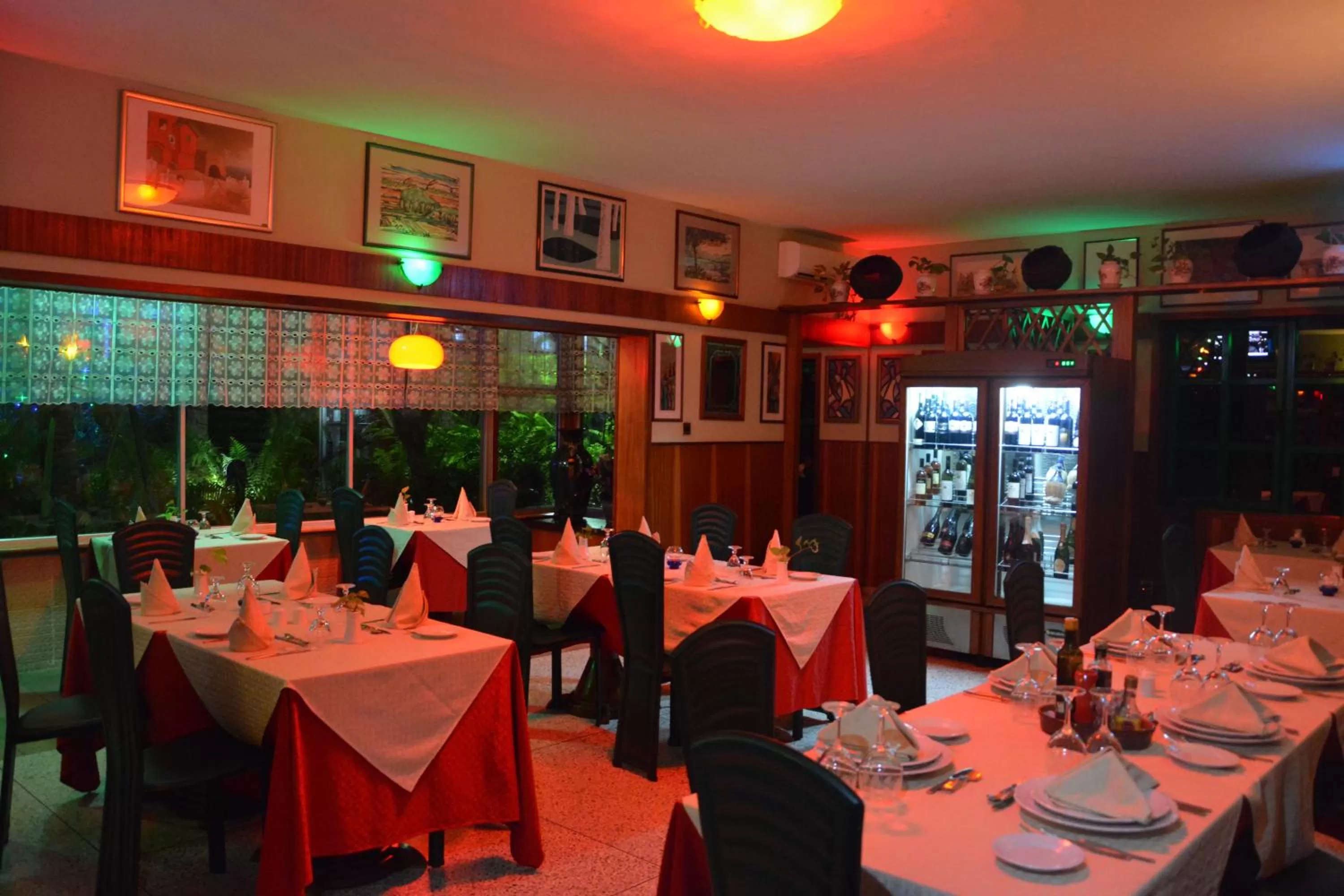 Restaurant/places to eat in Manuela Residence