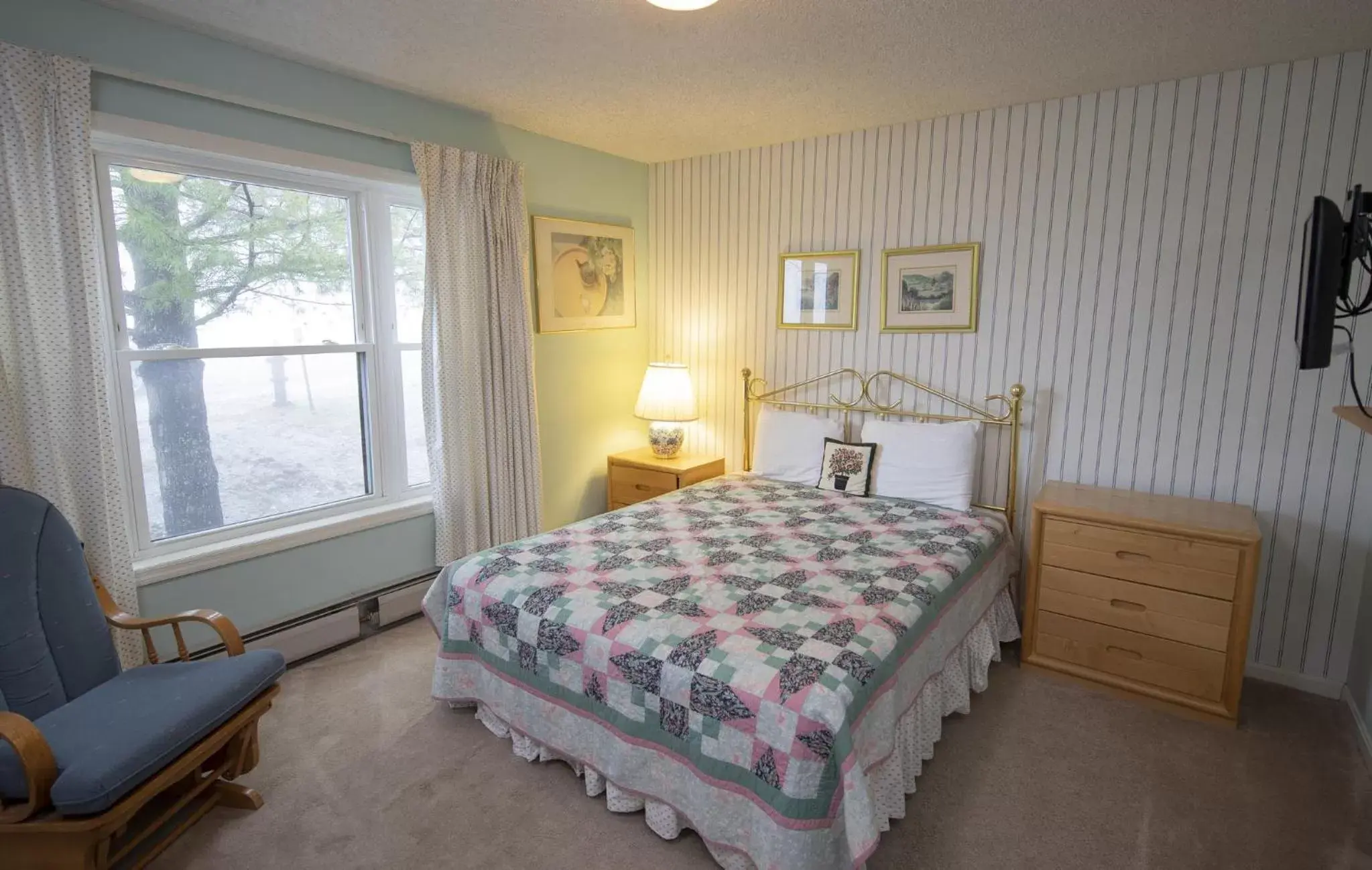 Photo of the whole room, Bed in Winterplace on Okemo Mountain