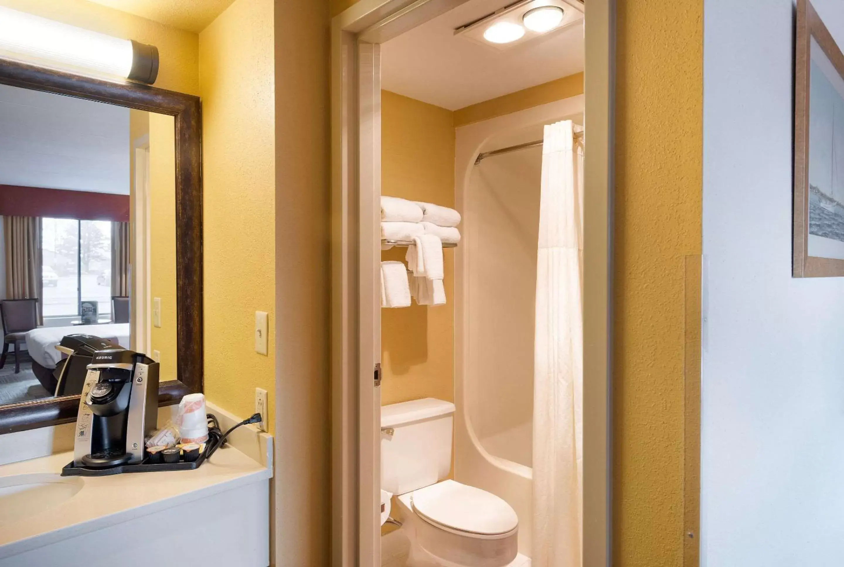 Photo of the whole room, Bathroom in Quality Inn Easton