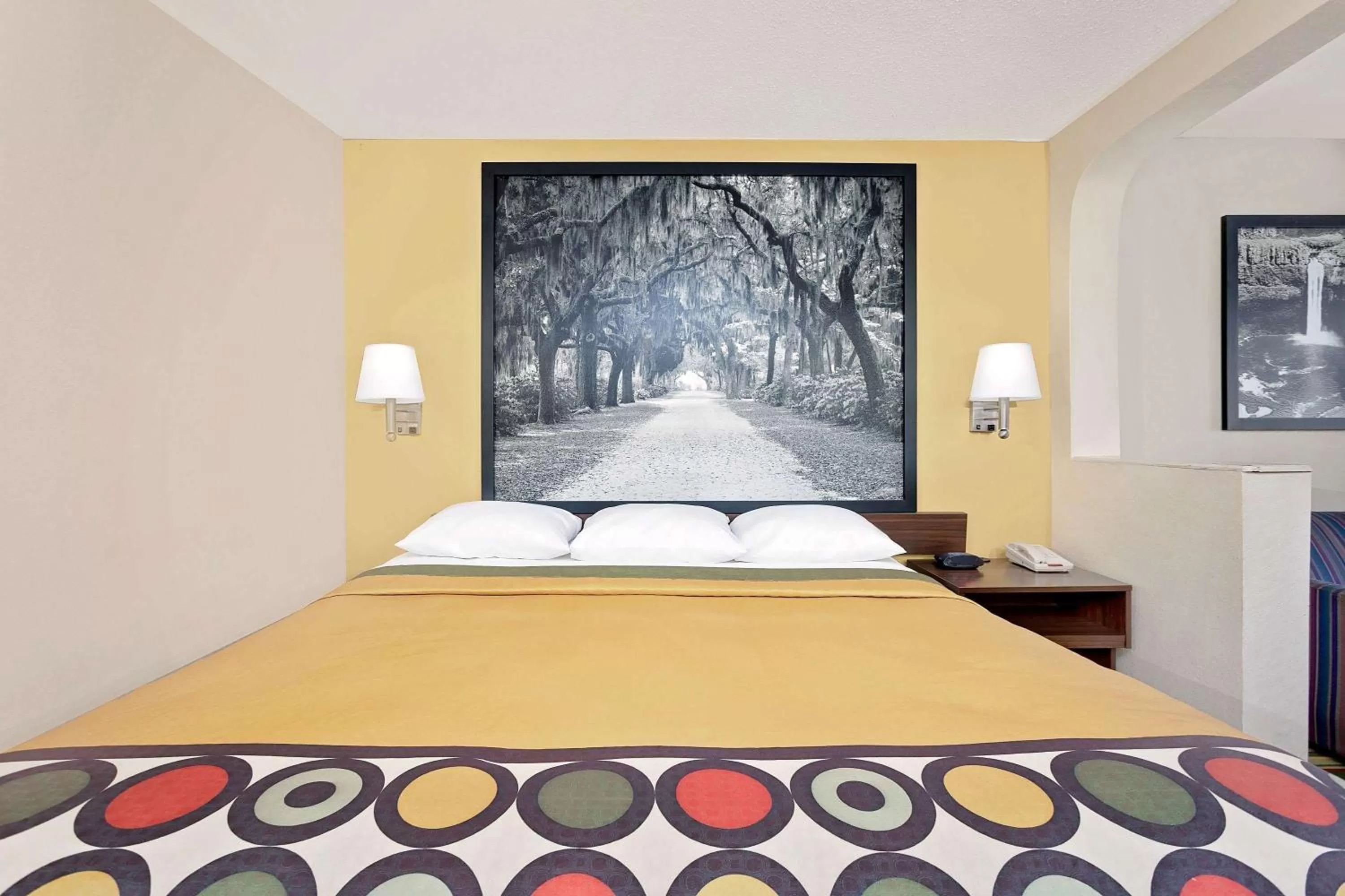 Photo of the whole room, Bed in Super 8 by Wyndham Byron/South Macon