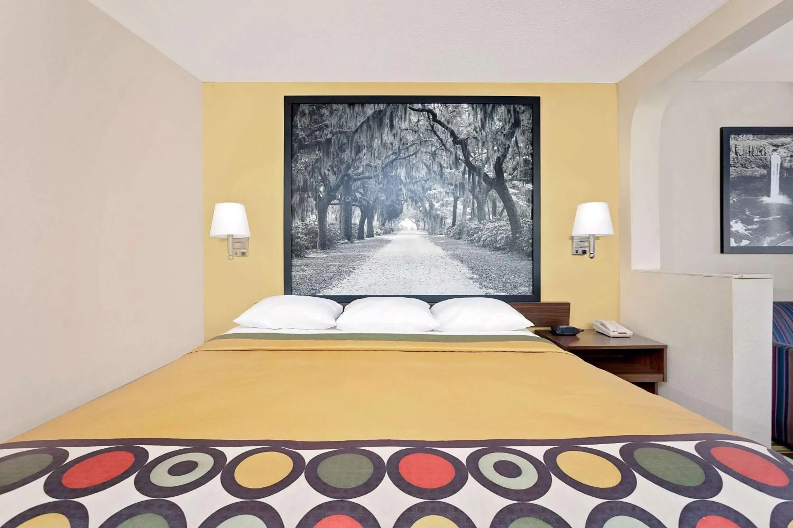 Photo of the whole room, Bed in Super 8 by Wyndham Byron/South Macon Photo of the whole room, Bed in Super 8 by Wyndham Byron/South Macon