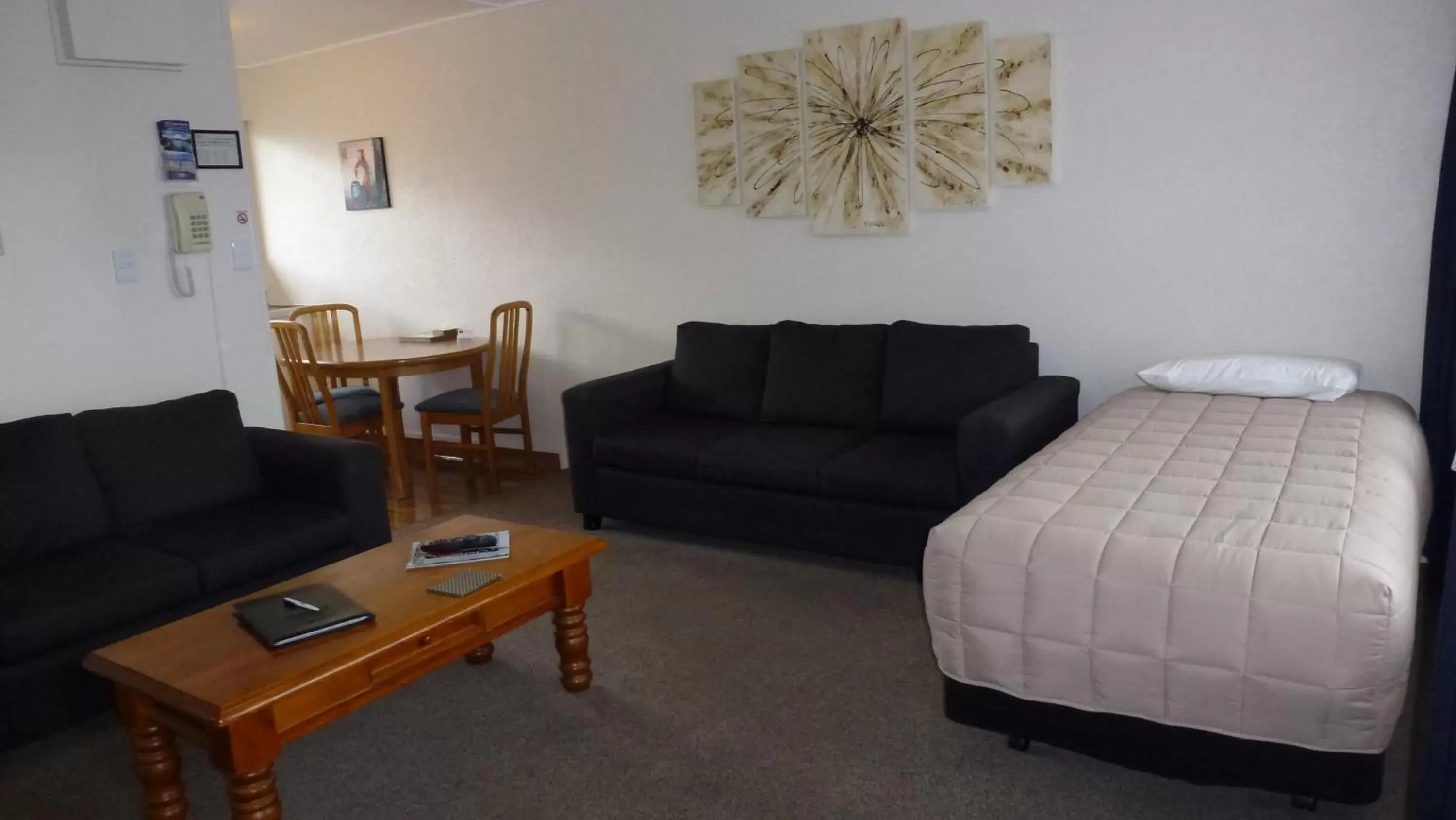 Living room, Seating Area in ASURE Adcroft Motel