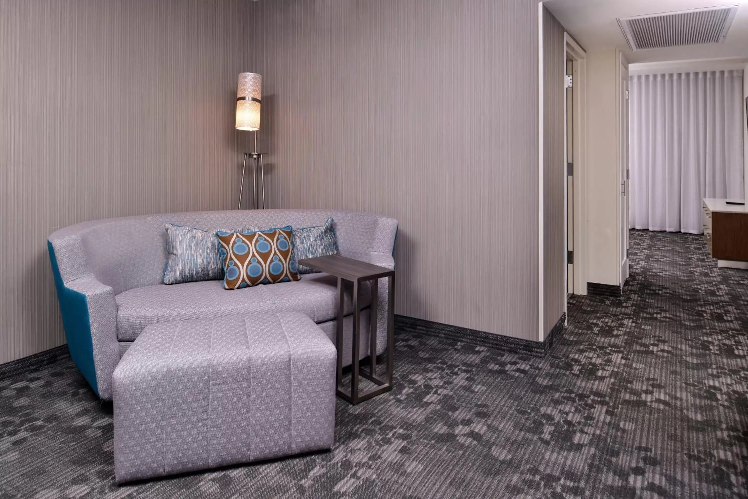 Bedroom, Seating Area in Courtyard by Marriott Edina Bloomington