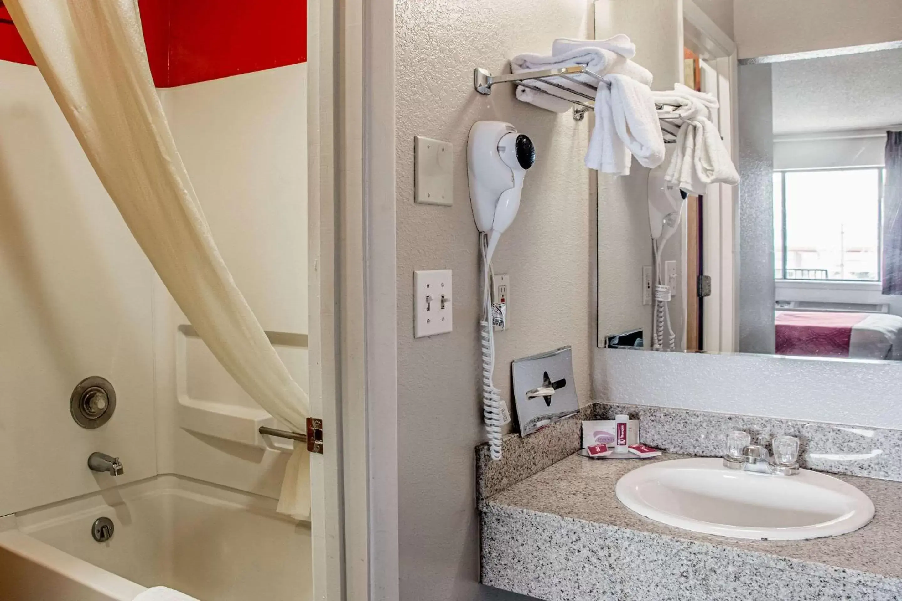 Photo of the whole room, Bathroom in Econo Lodge Cortez Mesa Verde