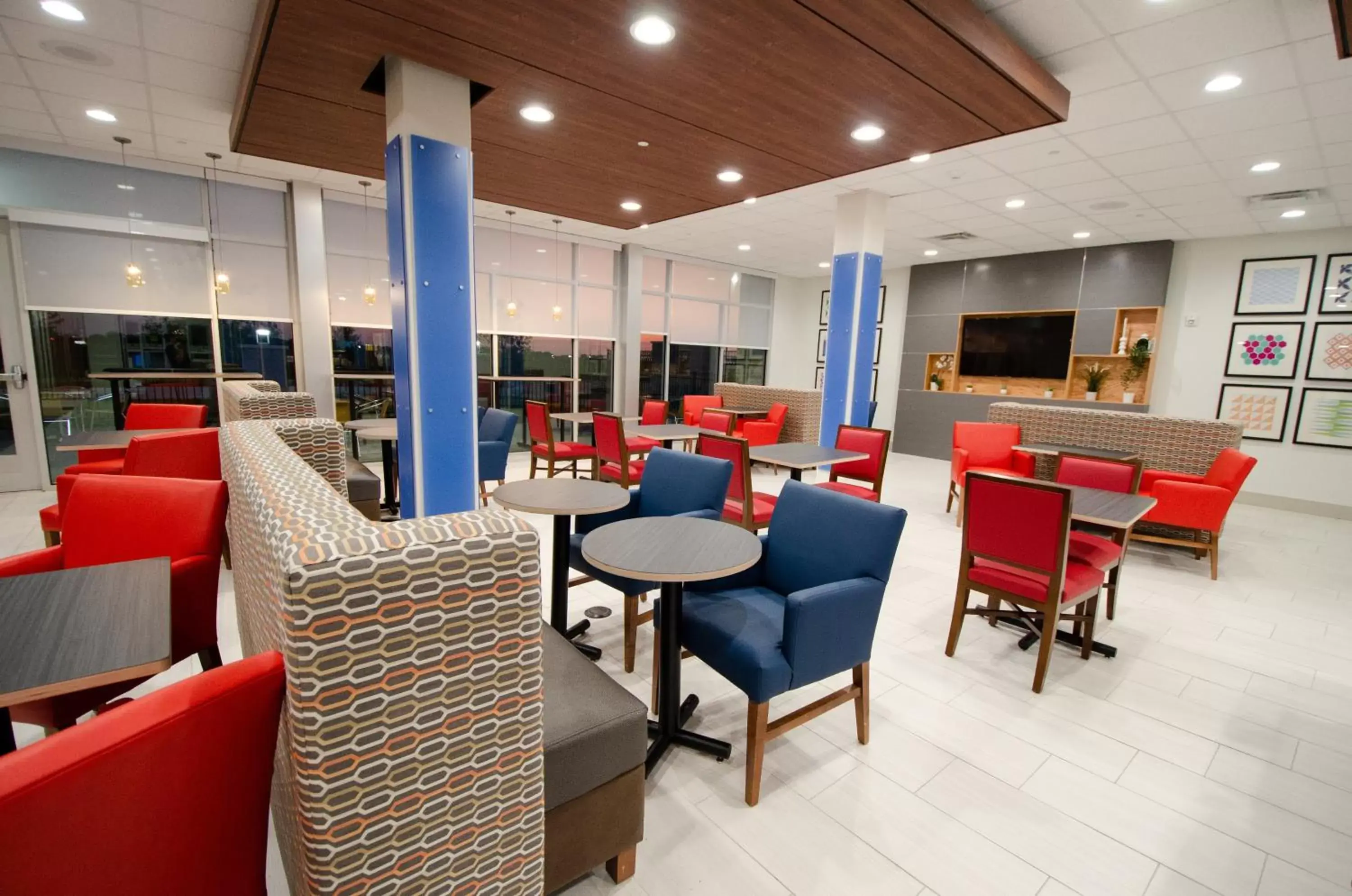 Breakfast, Lounge/Bar in Holiday Inn Express & Suites Taylor, an IHG Hotel