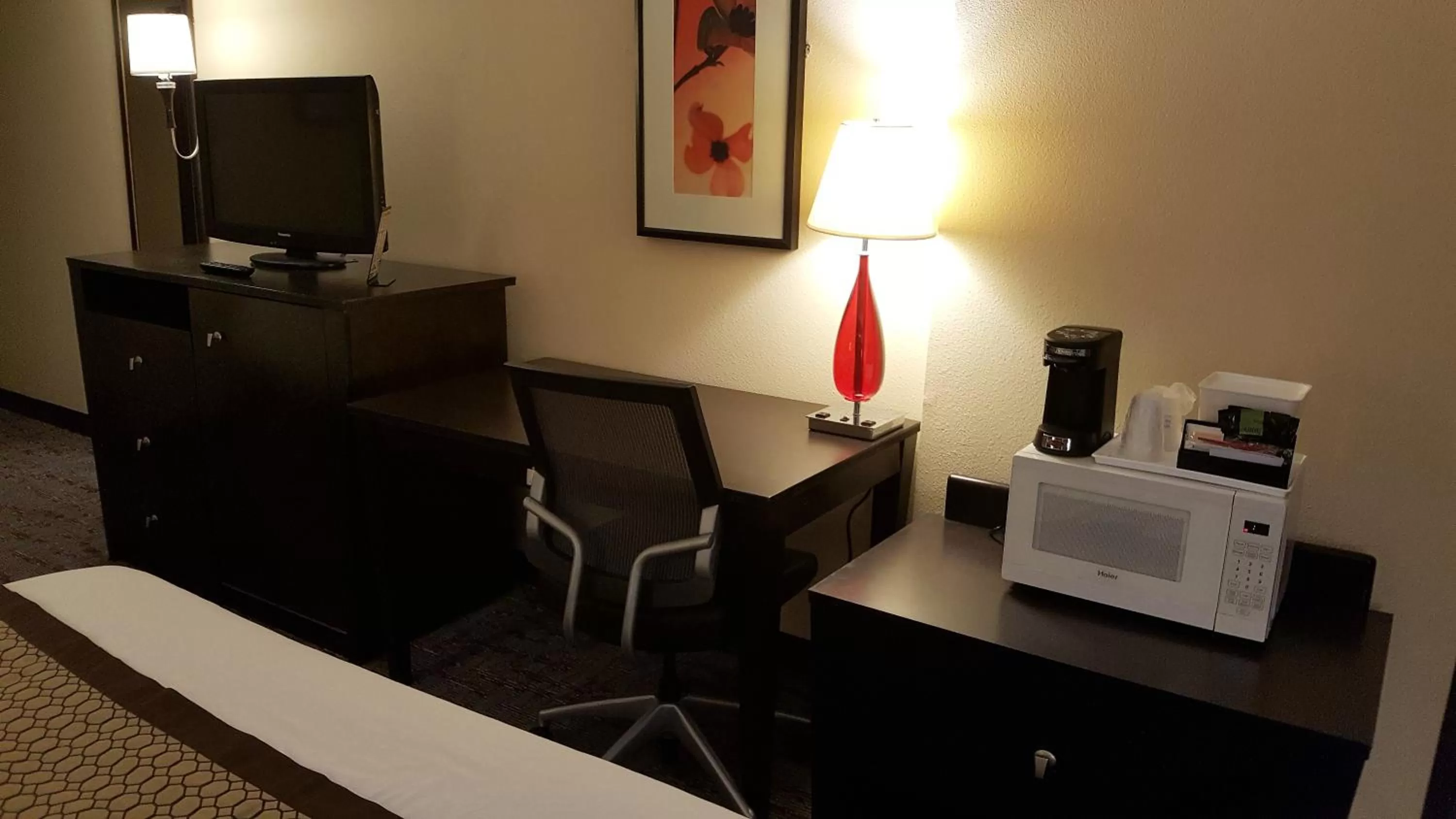 Bedroom in Baymont by Wyndham Belleville Airport Area Free Airport Shuttle