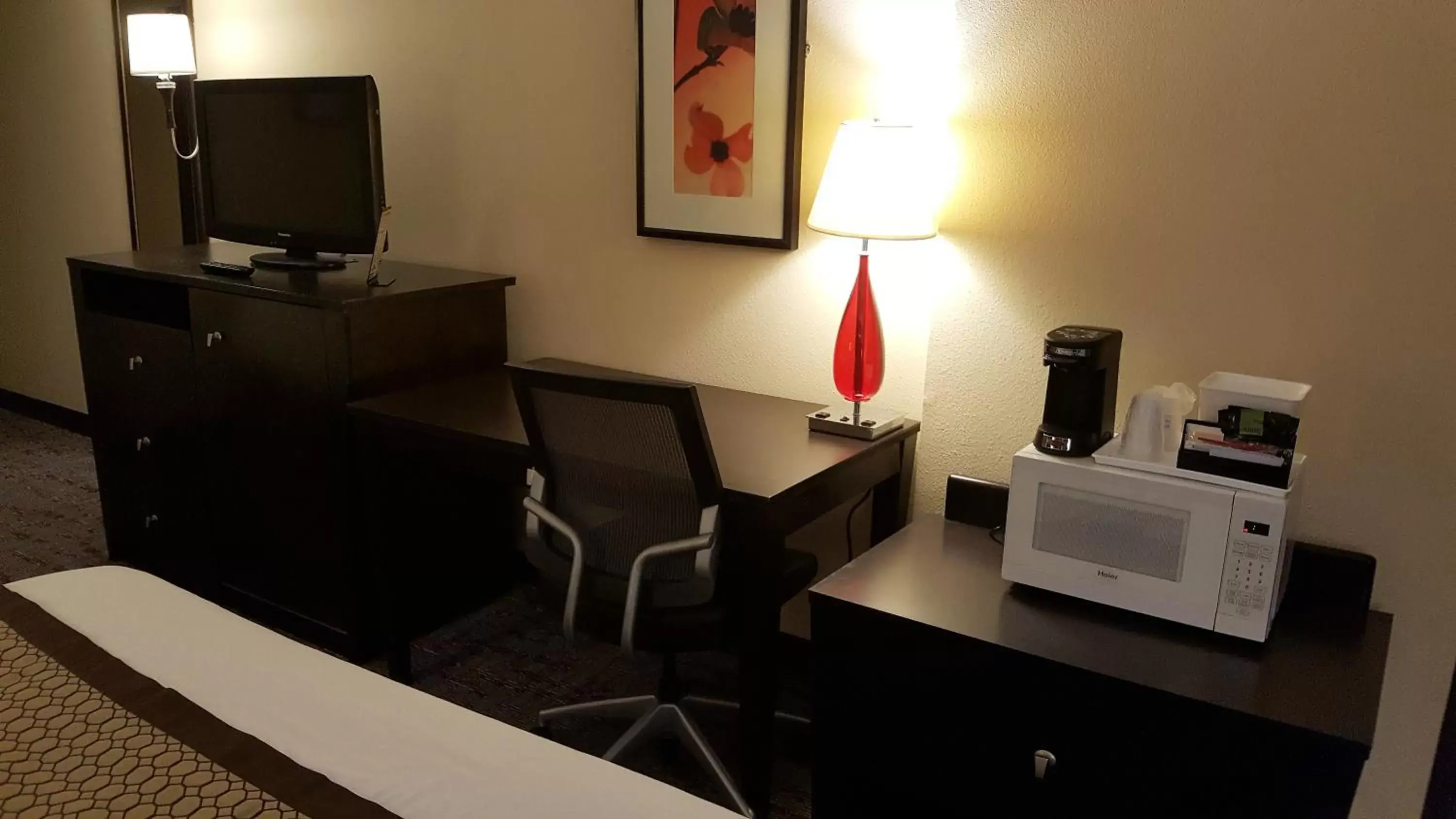 Bedroom, TV/Entertainment Center in Baymont by Wyndham Belleville Airport Area Free Airport Shuttle