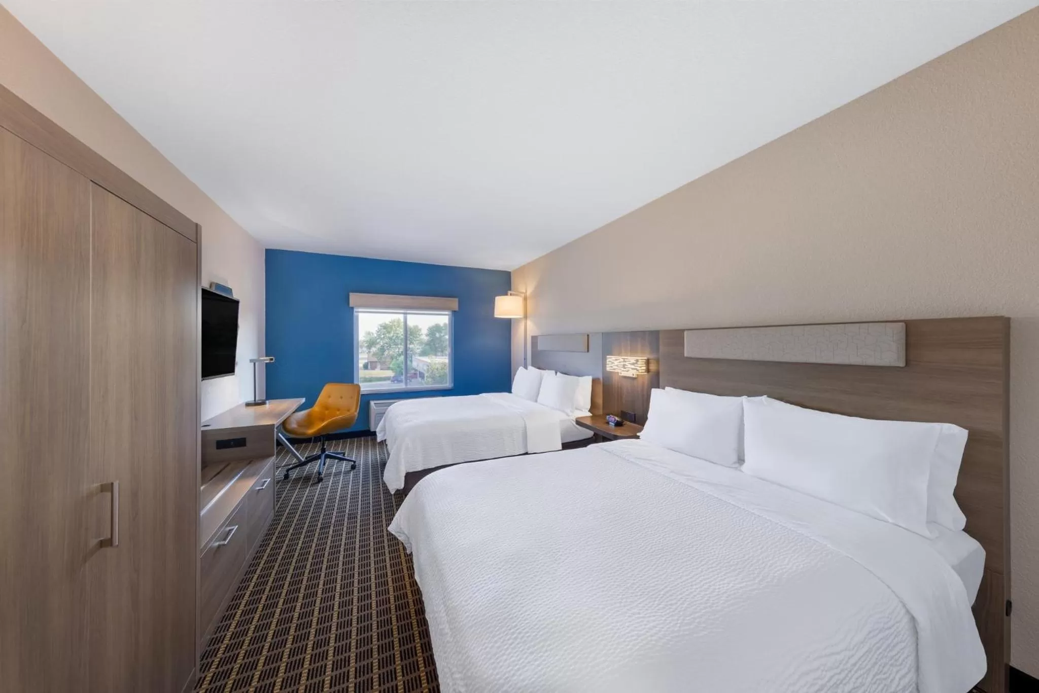 Photo of the whole room, Bed in Holiday Inn Express & Suites Pittsburg by IHG