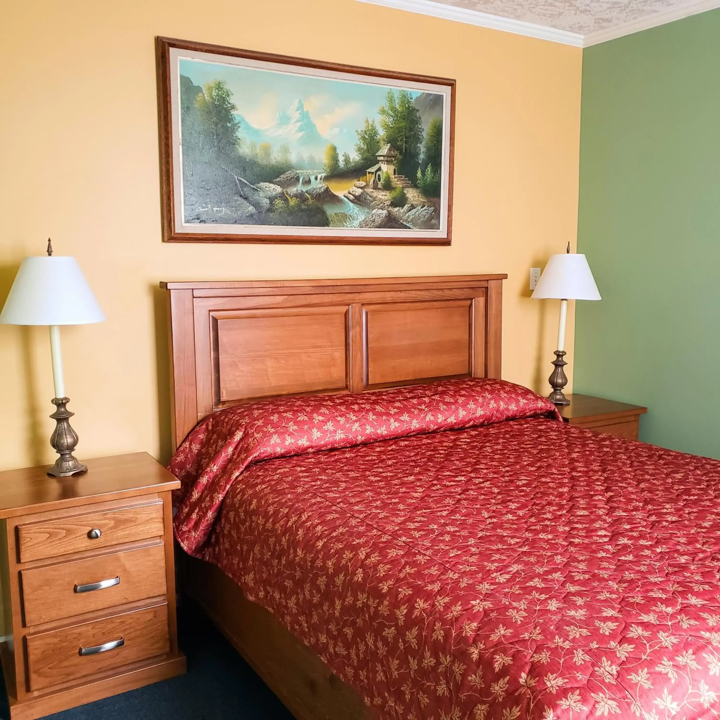 Bed in James Bay Inn Hotel, Suites & Cottage