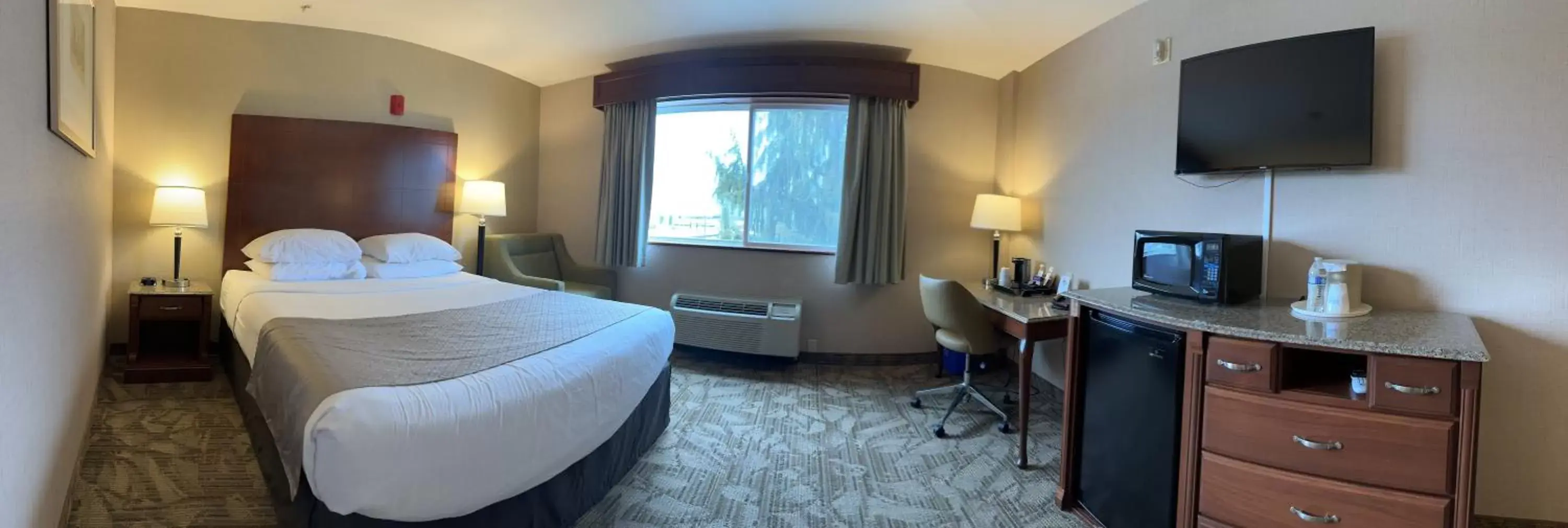 Bed, TV/Entertainment Center in Medallion Inn and Suites