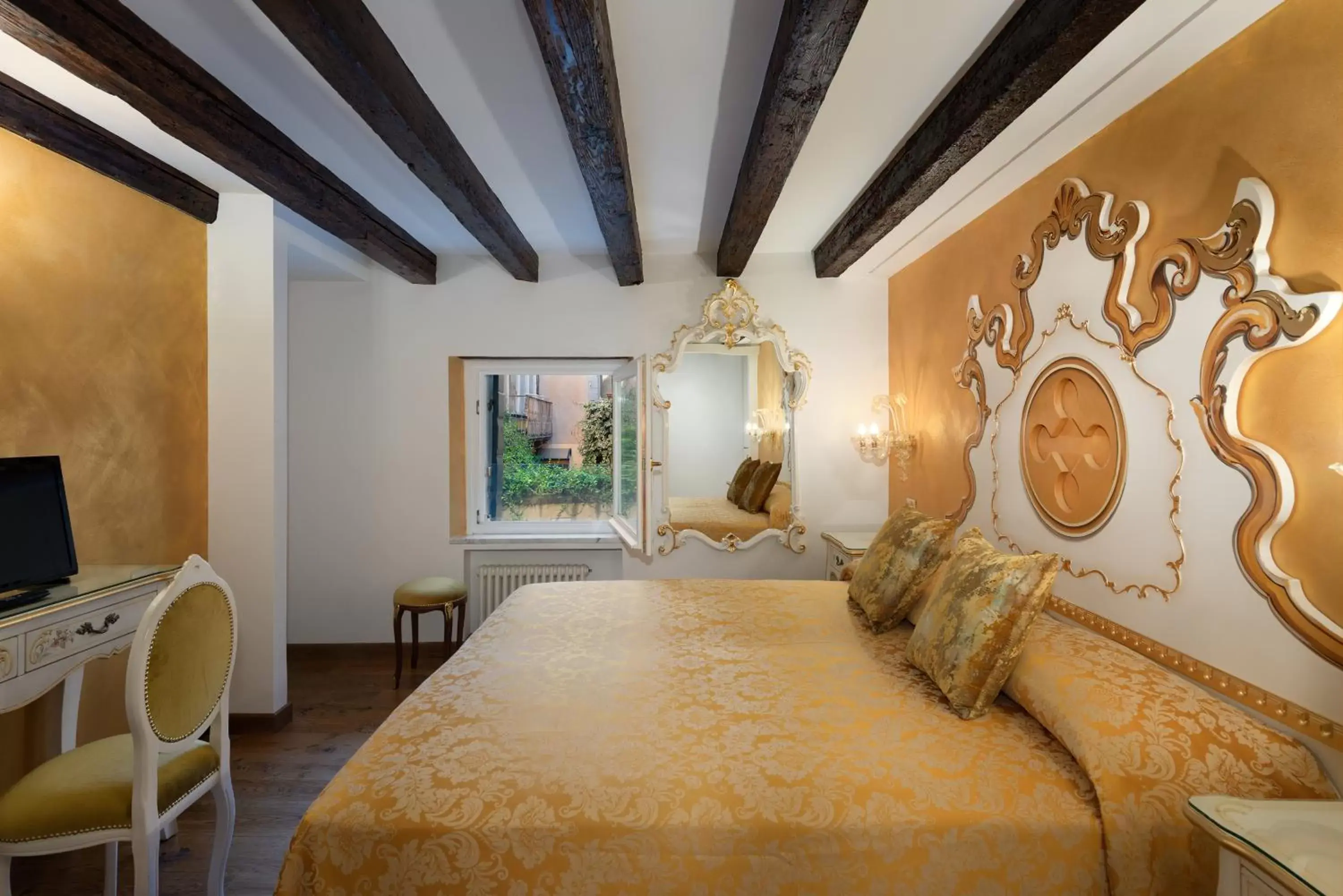 Photo of the whole room, Bed in Hotel Giorgione