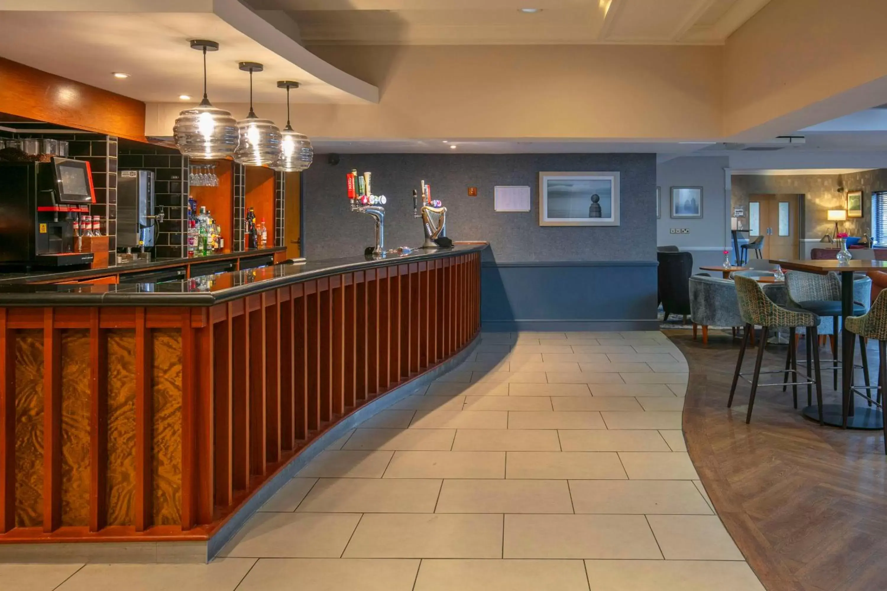 Lounge or bar, Restaurant/Places to Eat in DoubleTree by Hilton Oxford Belfry