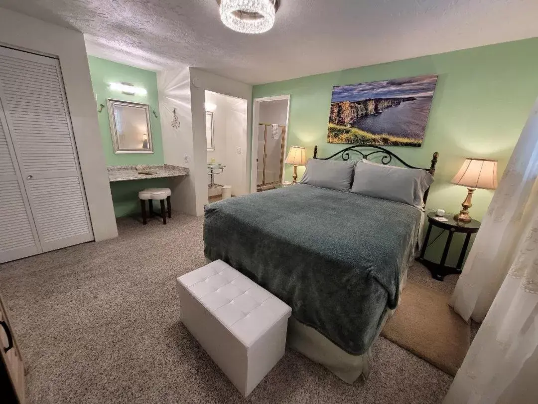 Deluxe Queen Room in Misty Valley Inn Deluxe Queen Room in Misty Valley Inn