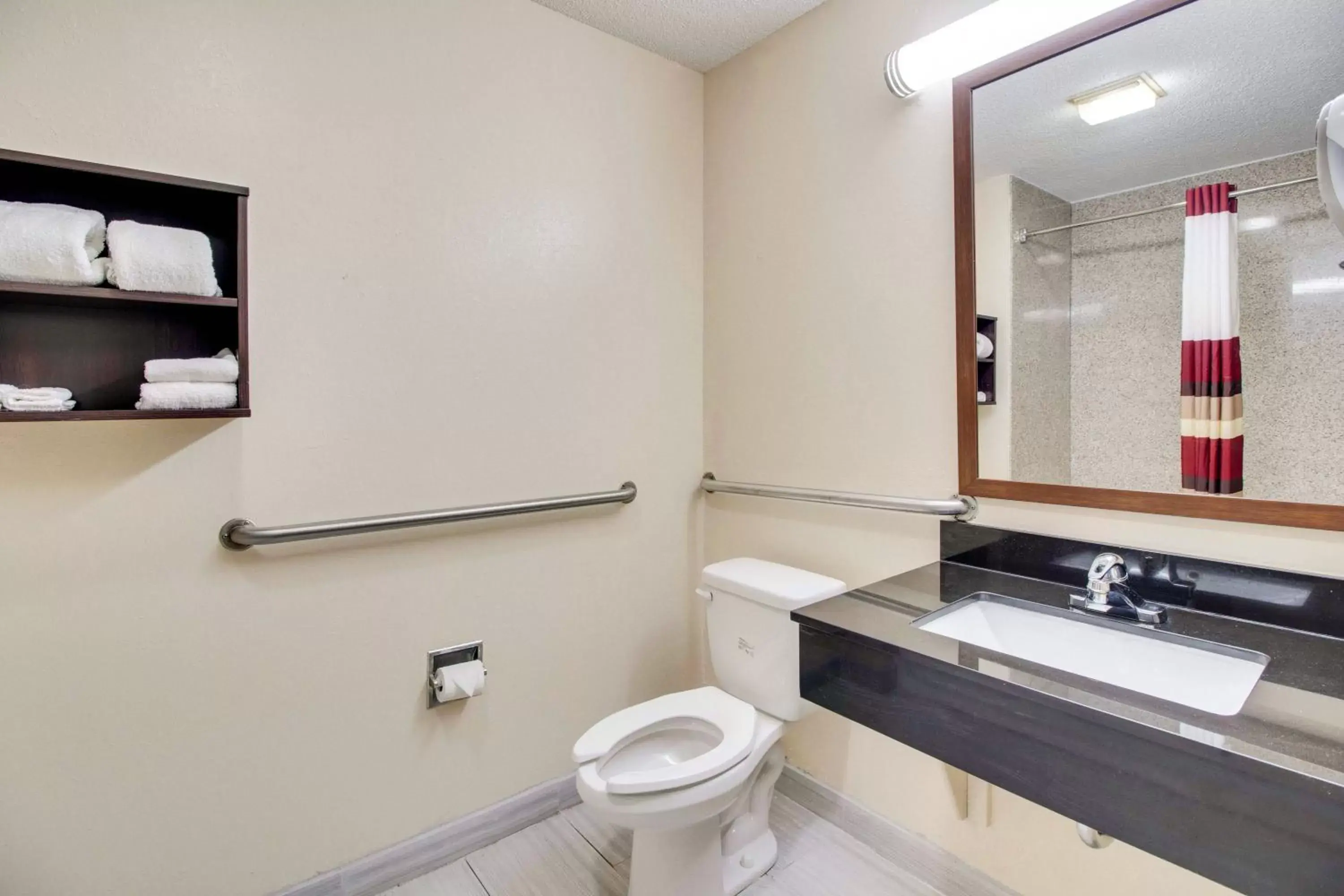 Bathroom in Red Roof Inn Franklin, KY