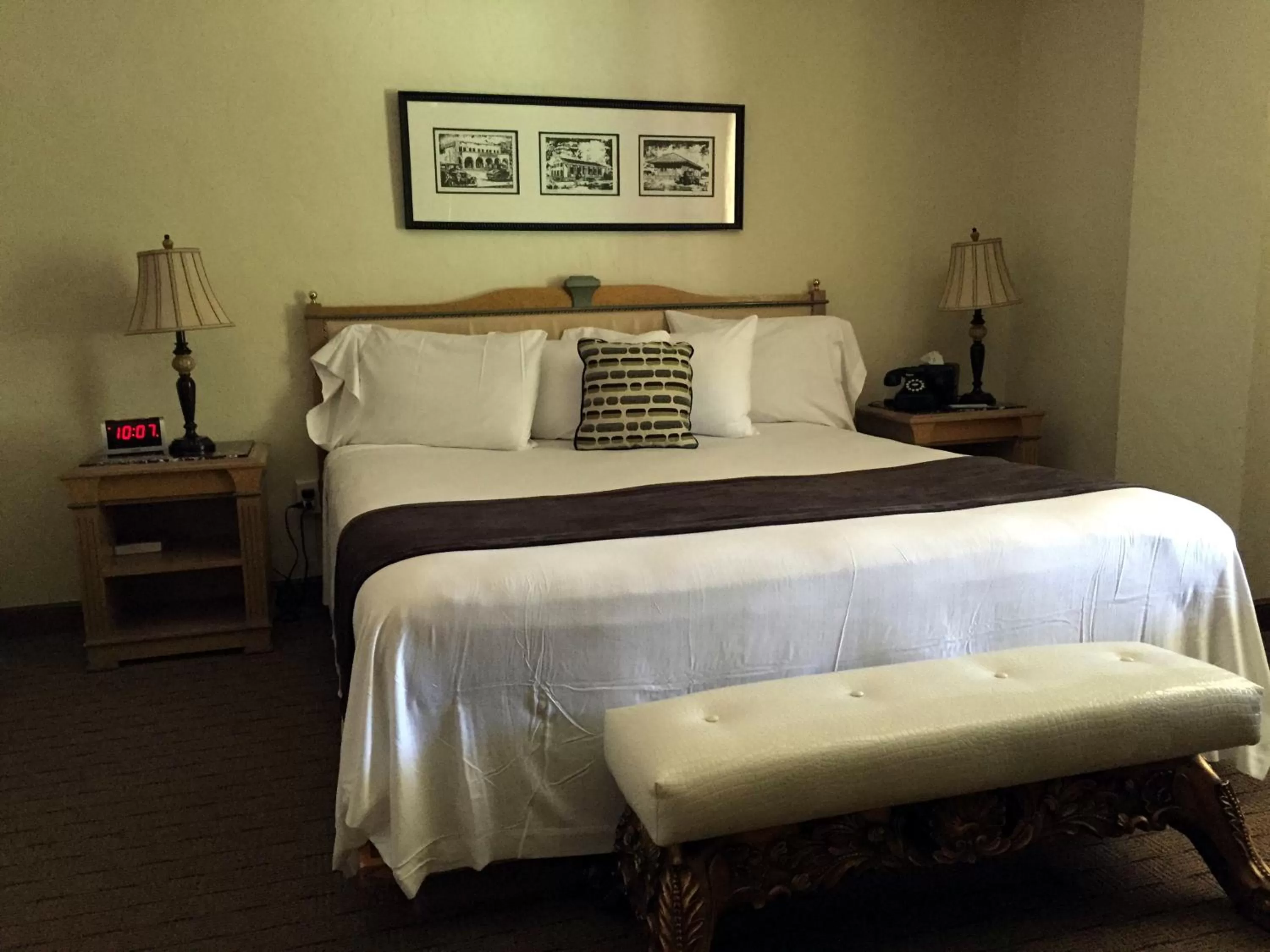 Bedroom, Bed in Boulder Dam Hotel