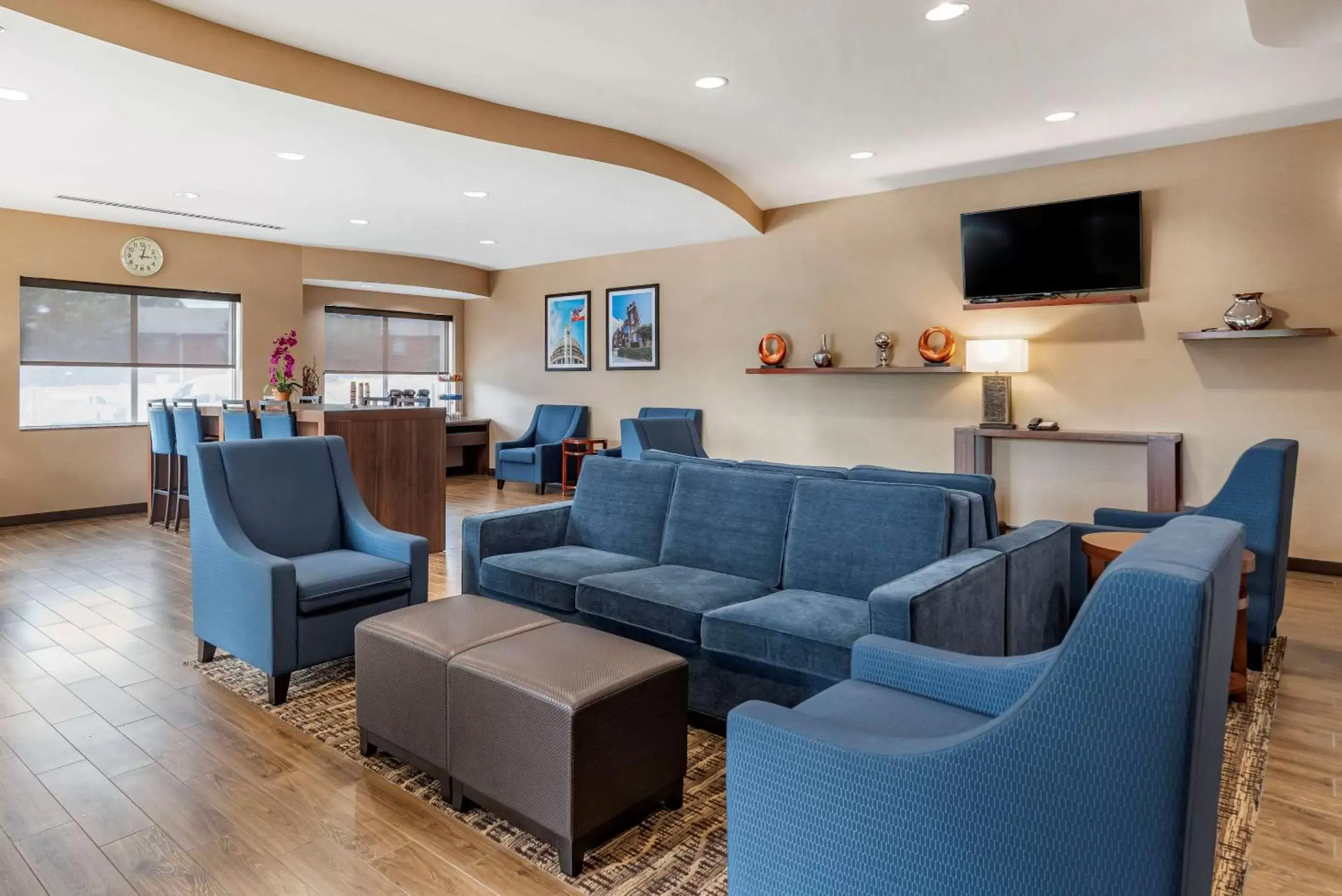 Lobby or reception, Seating Area in Comfort Suites Airport Flowood