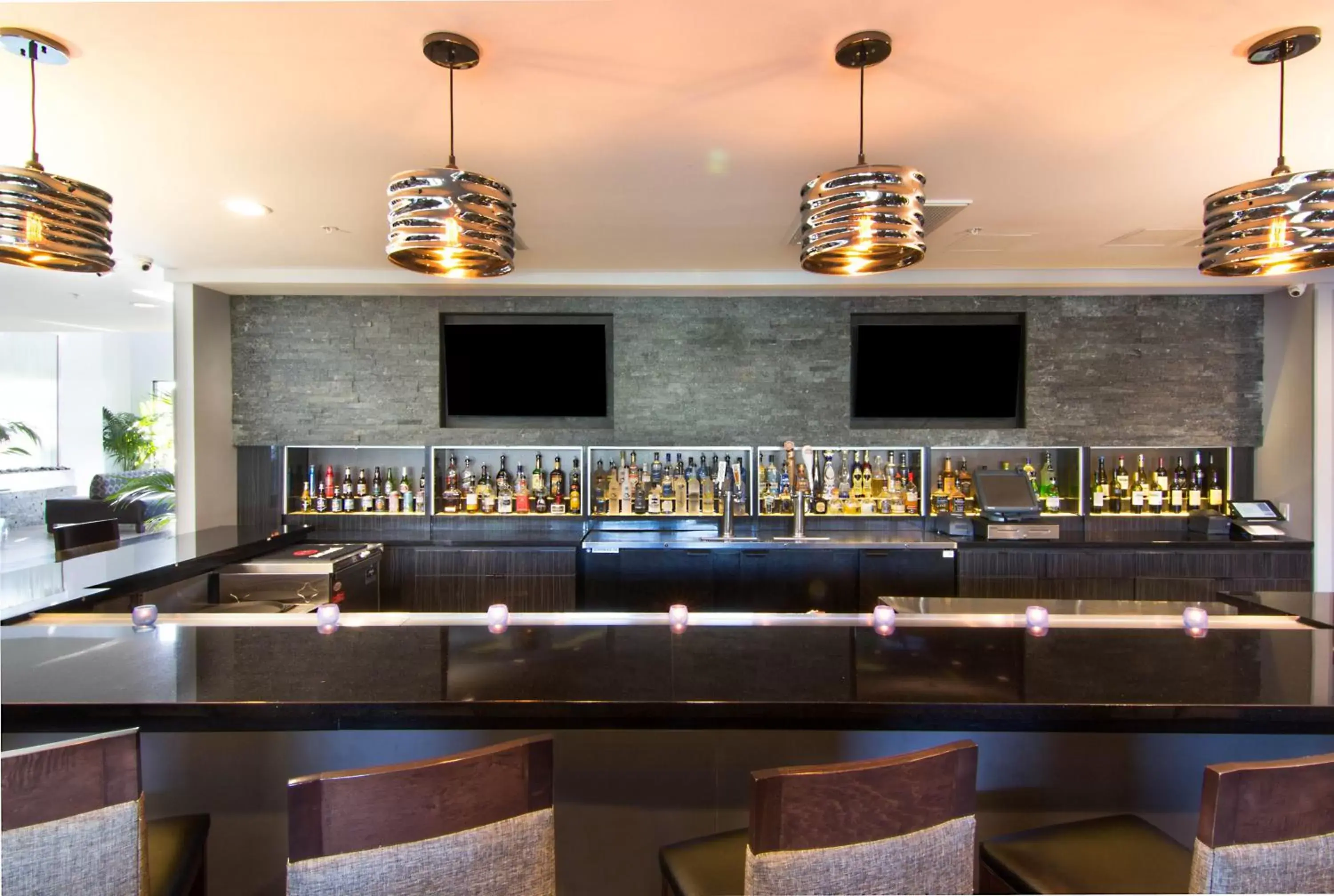 Lounge or bar in Holiday Inn Carlsbad/San Diego, an IHG Hotel