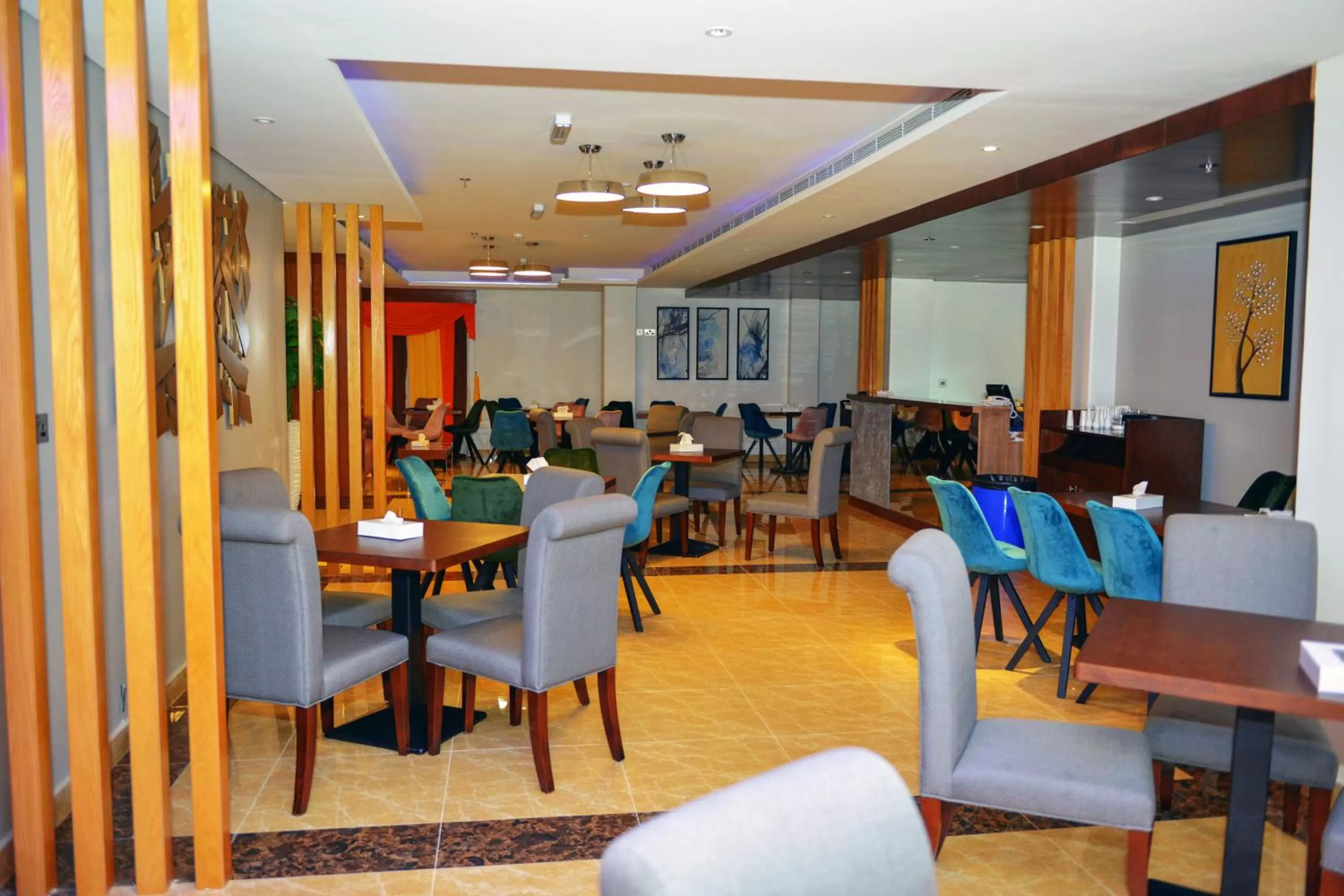 Restaurant/places to eat in Meshal Hotel