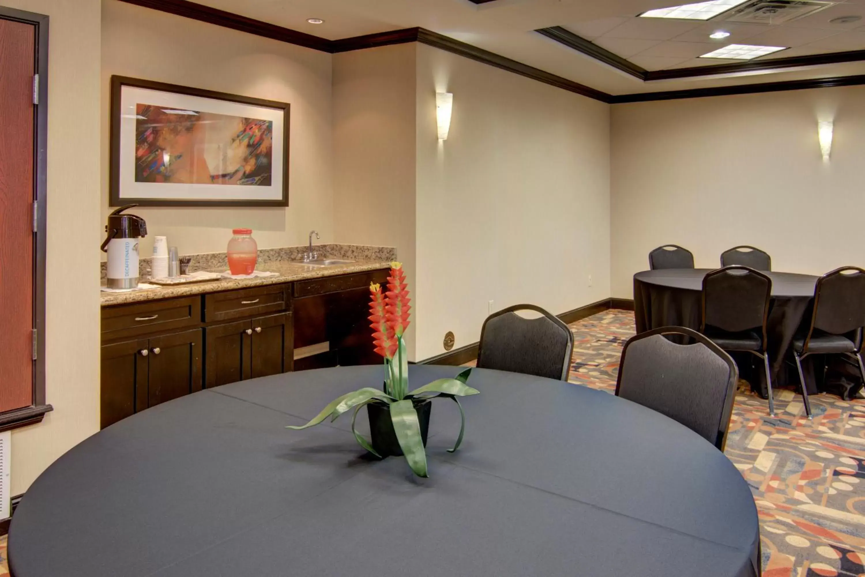 Meeting/conference room in Holiday Inn Express Hotel & Suites Paris, an IHG Hotel